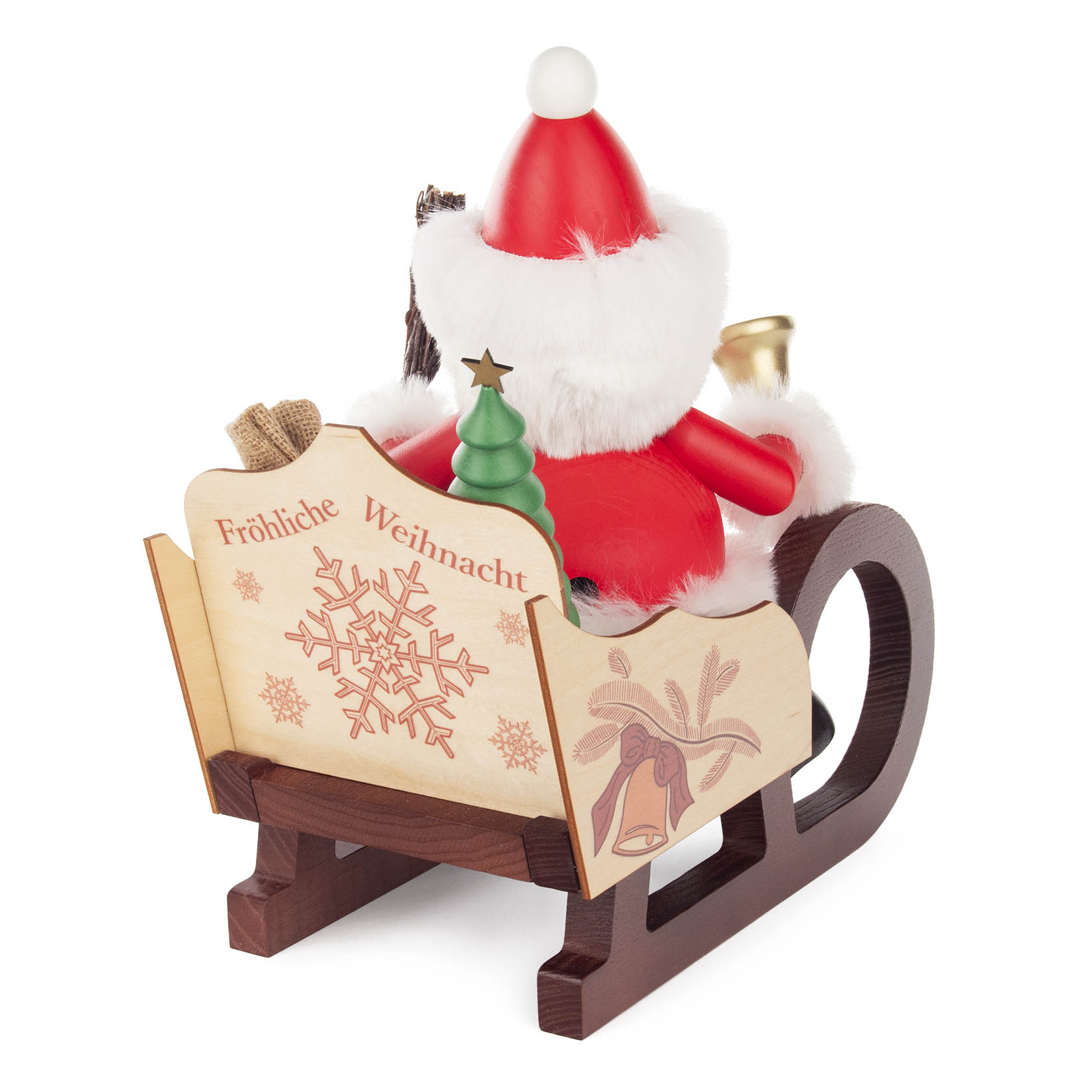 Räuchermann Weihnachtsmann in einem roten Mantel sitzt auf einem Schlitten. Der Schlitten hat weihnachtliche Holzverzierungen und eine Tasche sowie ein Bäumchen als Details.