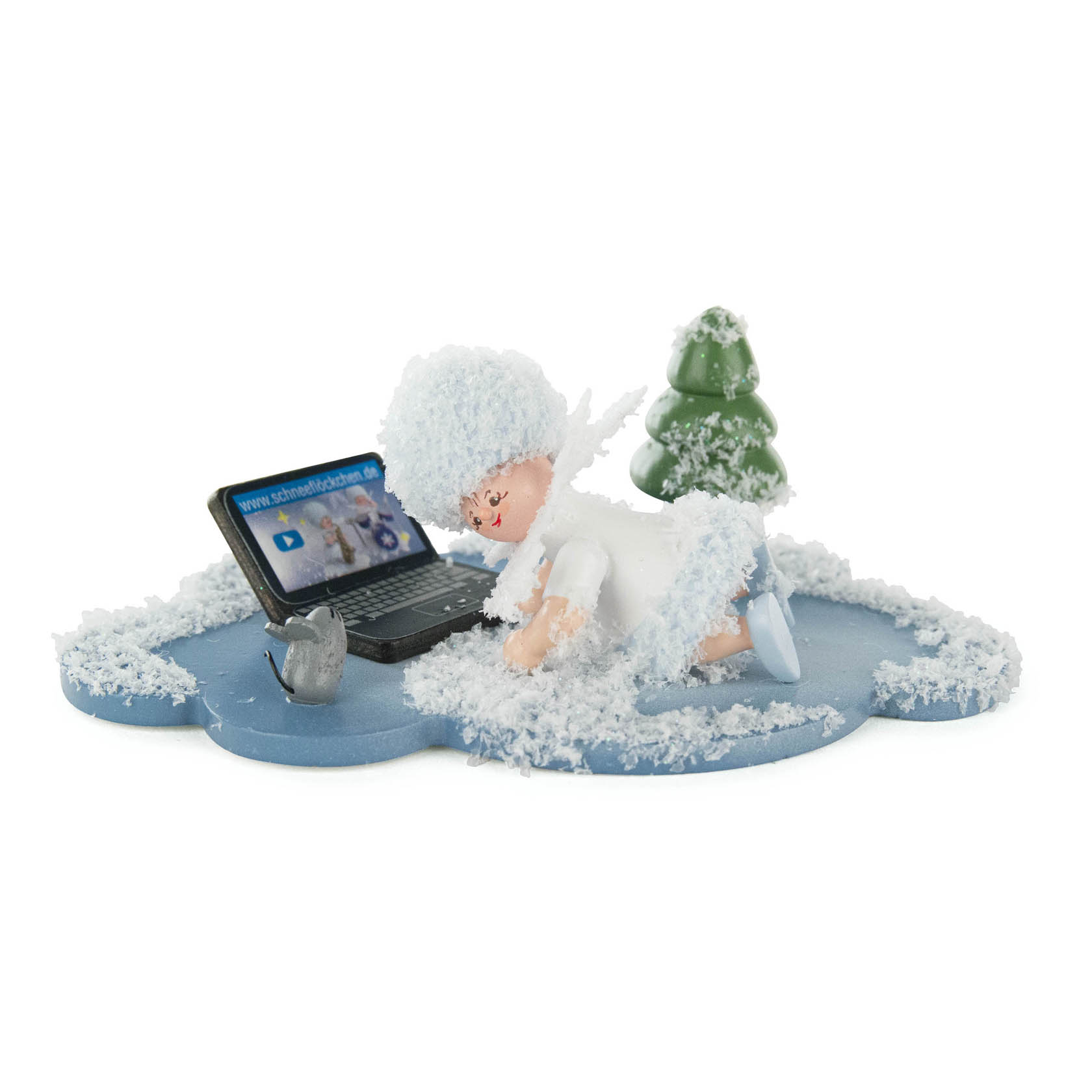 Figur eines Schneeflöckchens liegt auf einer Wolke und tippt auf einem Laptop, mit einem kleinen Baum im Hintergrund. im Dregeno Online Shop günstig kaufen