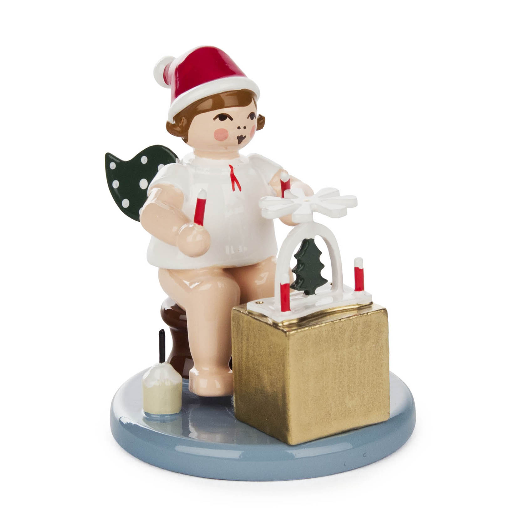 Weihnachtsengel sitzend mit Pyramide und Weihnachtsmütze