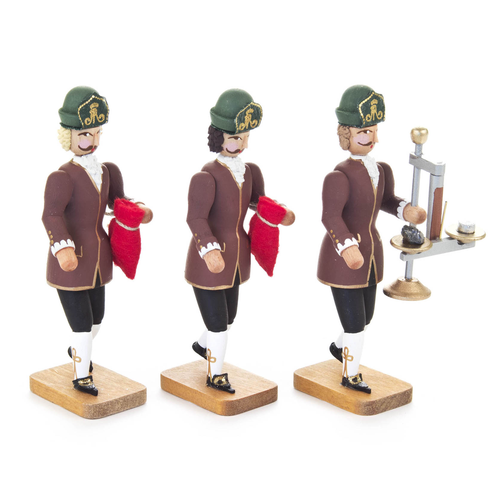 Drei geschnitzte Barockbergleute, zwei mit roten Beuteln, einer mit Münzwaage. Alle tragen braune Jacken, grüne Hüte mit goldenen Verzierungen. im Dregeno Online Shop günstig kaufen