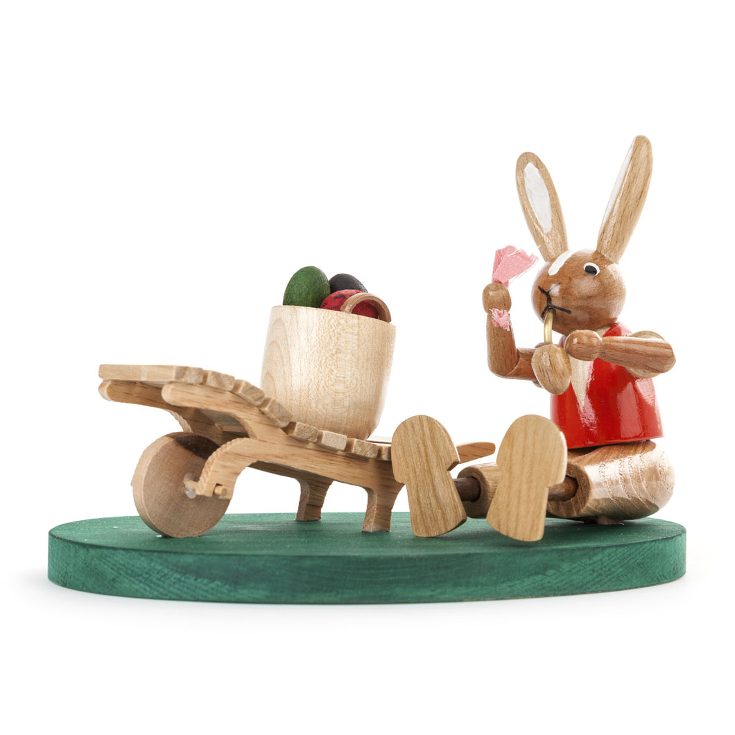 Ruhender Osterhase mit Karre  