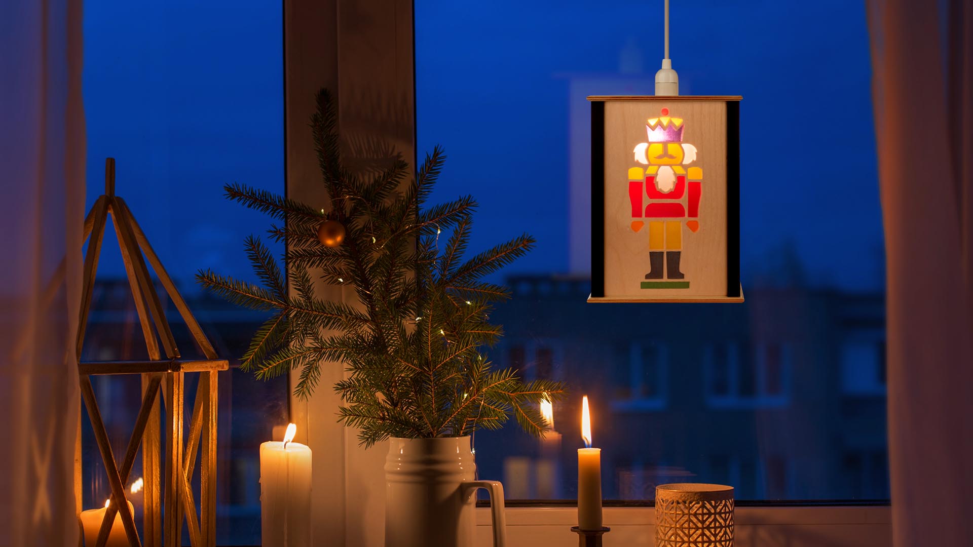 Leuchtende Fensterlaterne mit Nussknacker-Motiv