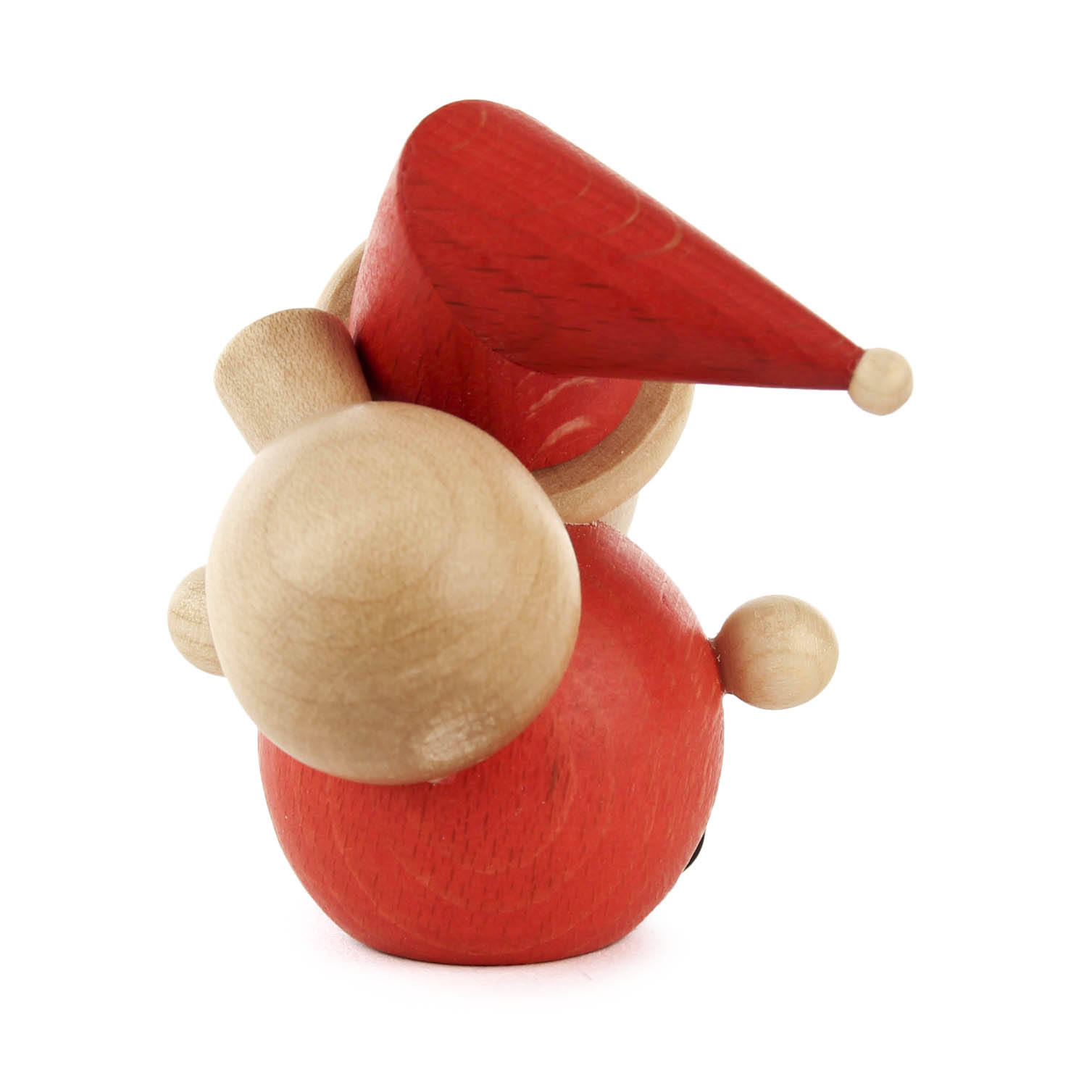 Holzfigur des sitzenden Weihnachtsmanns in Rot mit langem Bart und spitzem Hut, von hinten gesehen.