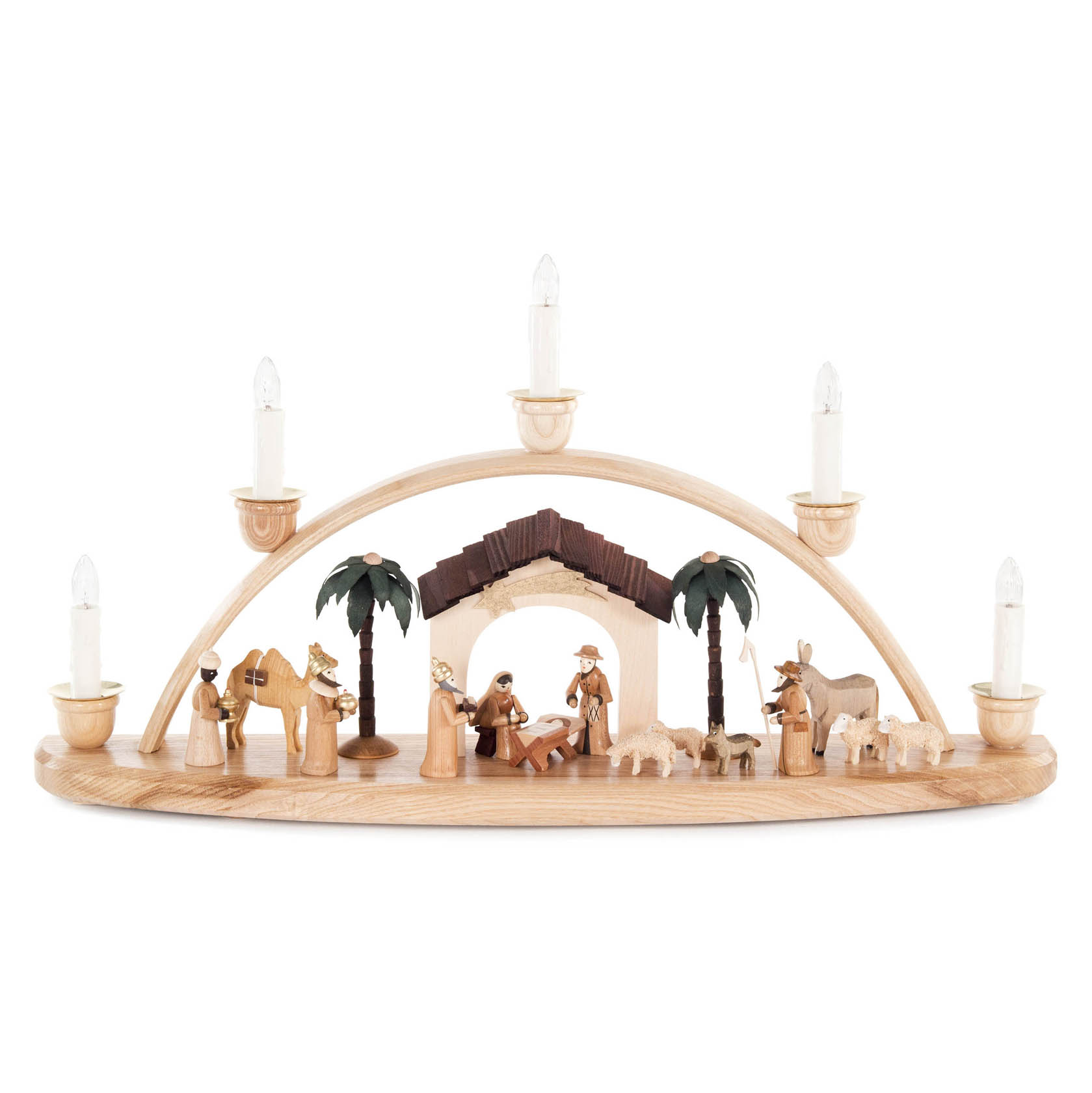 Ein natürlicher Schwibbogen mit der Darstellung der Geburt Christi, elektrisch beleuchtet, mit Holzfiguren der Heiligen Familie, Tieren und Palmen. im Dregeno Online Shop günstig kaufen