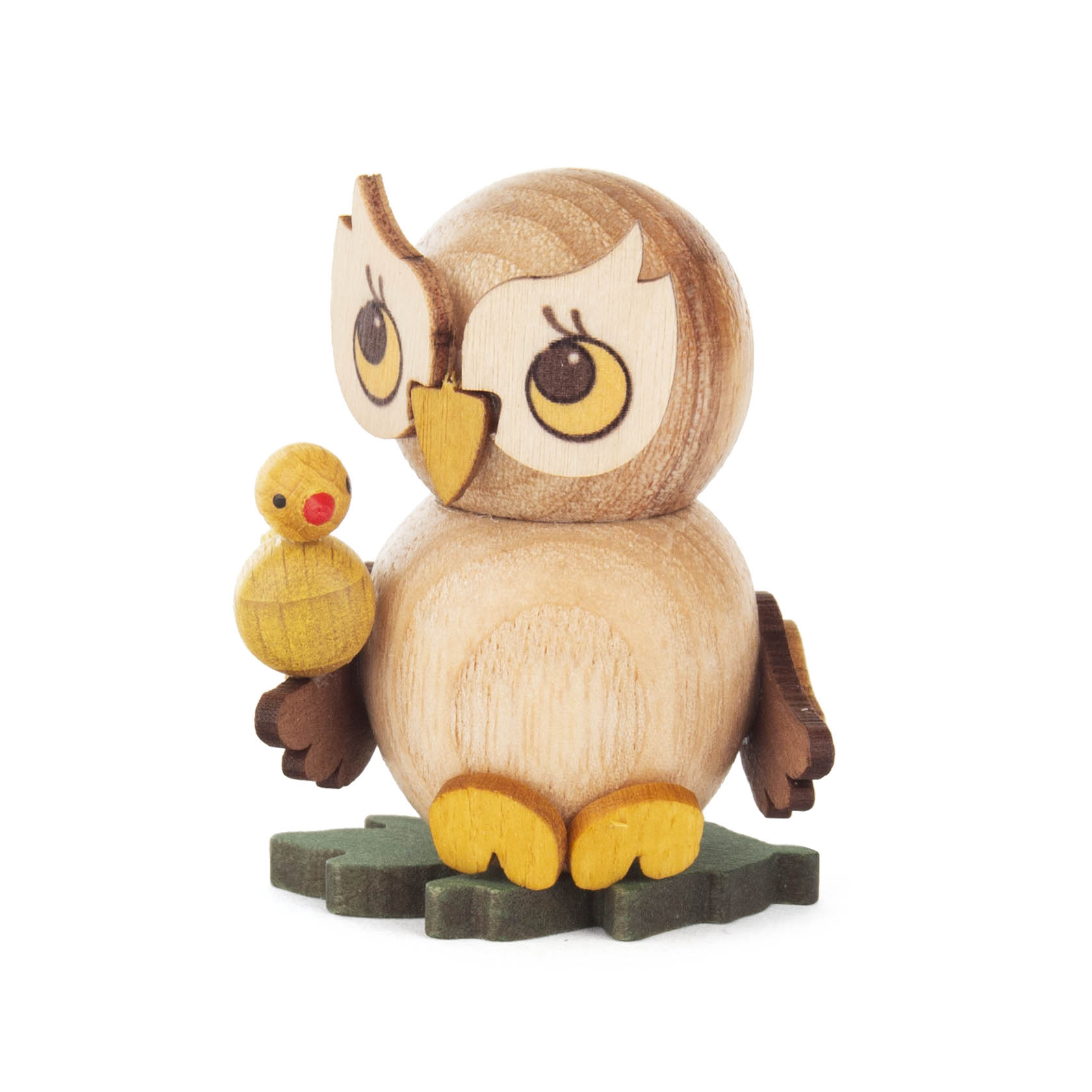 A wooden baby owl with large eyes, holding a small wooden bird on its wing, standing on a green base. im Dregeno Online Shop günstig kaufen
