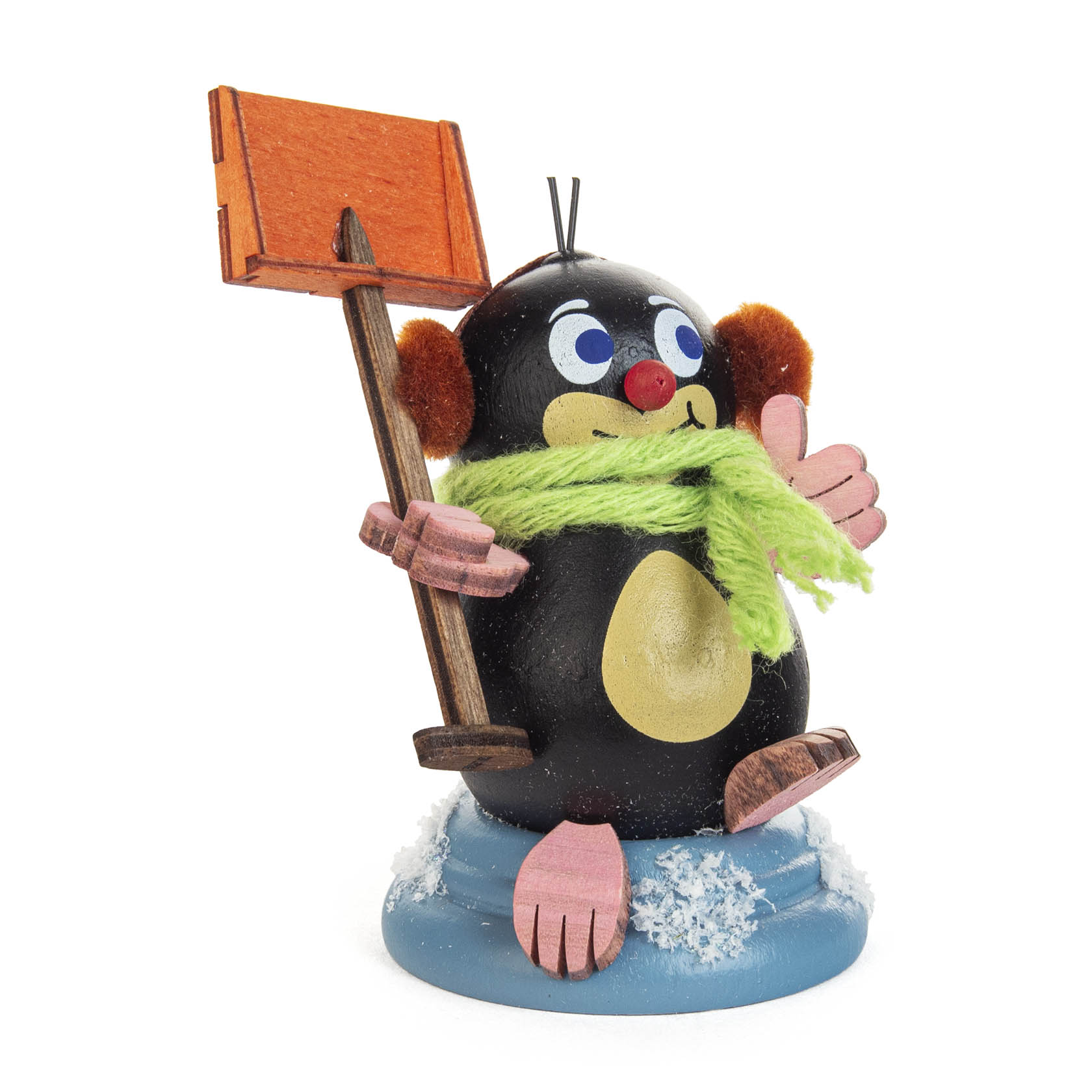 Holzfigur eines fröhlichen Maulwurfs mit Ohrenwärmern, roter Nase und grünen Schal. Er sitzt auf Schnee, hält eine rote Schaufel und zeigt Daumen hoch. im Dregeno Online Shop günstig kaufen