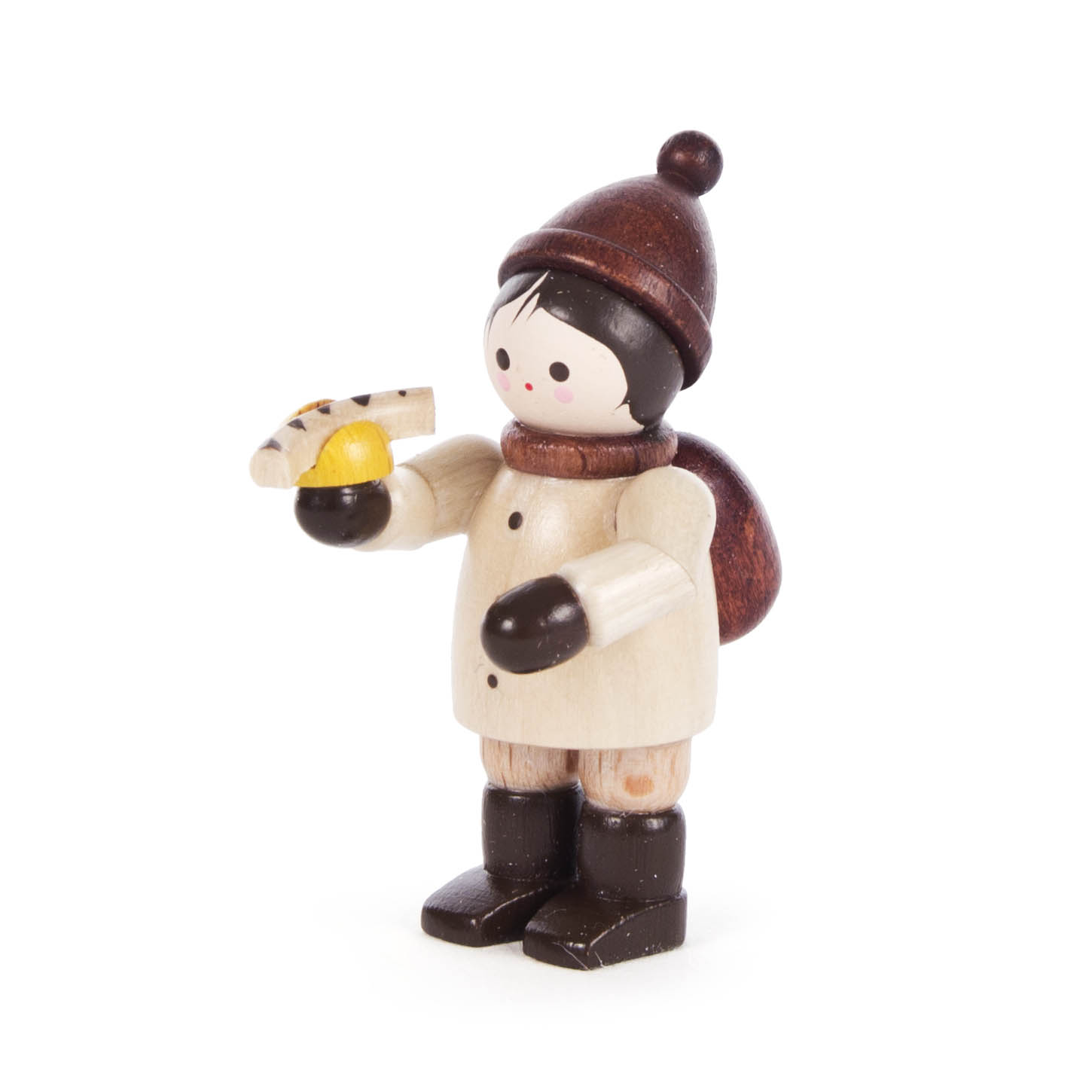 Holzfigur eines Jungen mit brauner Mütze und Schal, hält eine Bratwurst mit Senf in seiner rechten Hand. im Dregeno Online Shop günstig kaufen