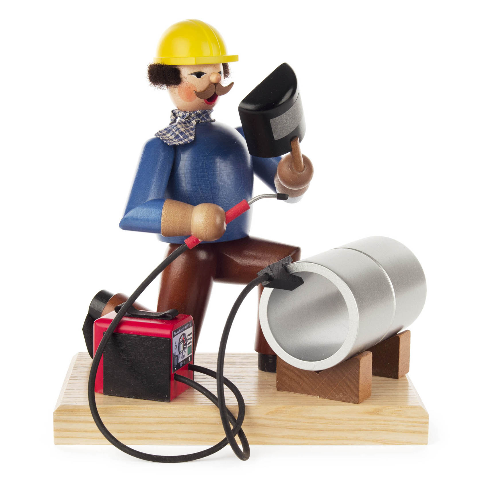 Wooden smoker figure depicting a welder with a yellow helmet, holding a welding tool and a mask, positioned beside metal pipes. im Dregeno Online Shop günstig kaufen