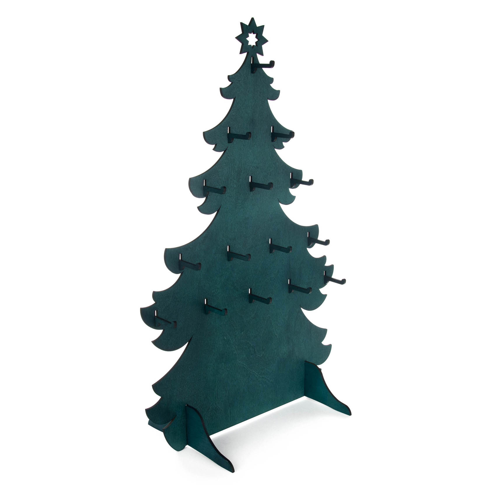 Grüner, aus Holz geformter, stilisierter Weihnachtsbaum mit zahlreichen Haken zur Präsentation von Baumschmuck, auf einem Standfuß.