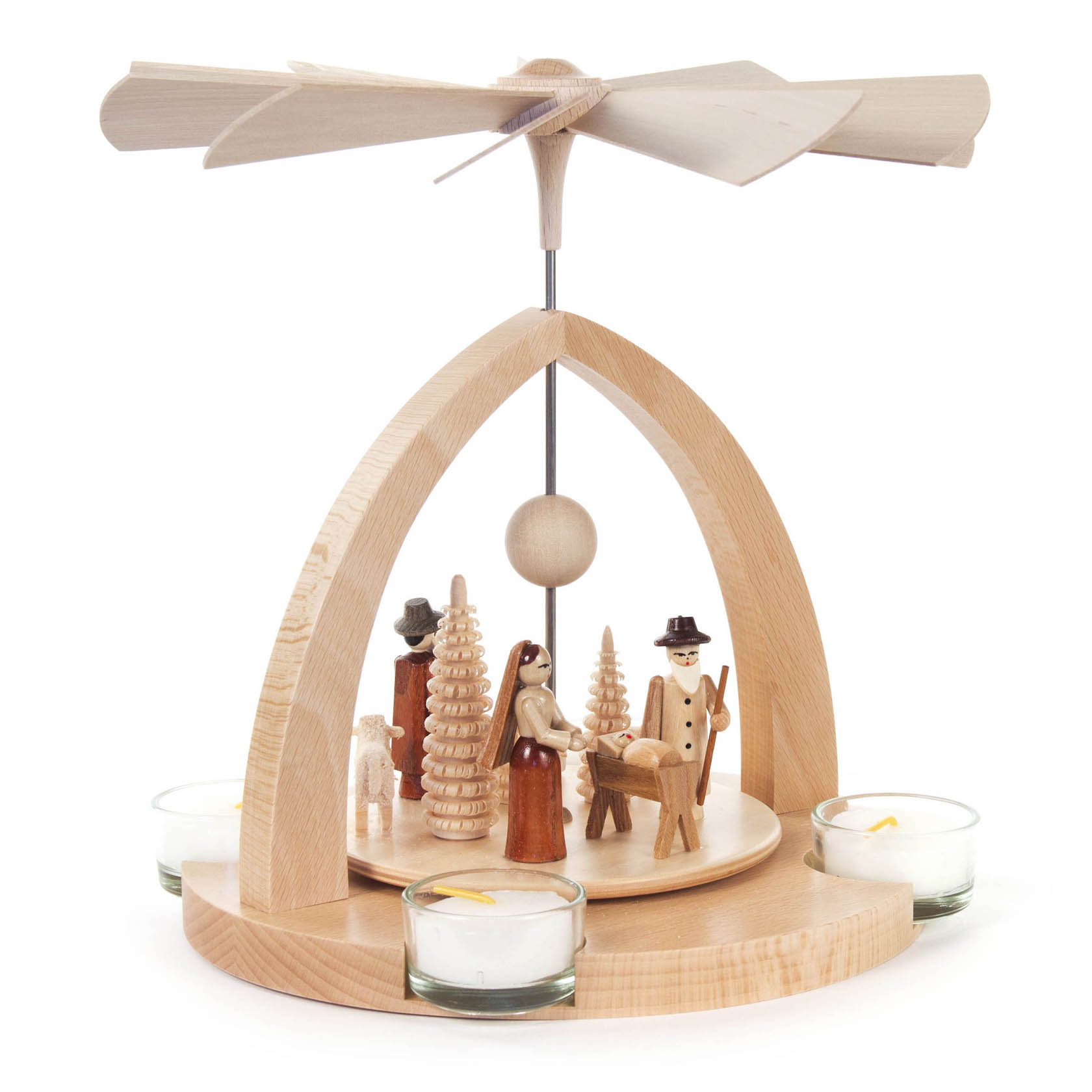 Holzpyramide mit der Darstellung der Geburt Christi, umgeben von vier Teelichthaltern, mit einem Schornsteinfeger, Maria, Josef und dem Jesuskind.