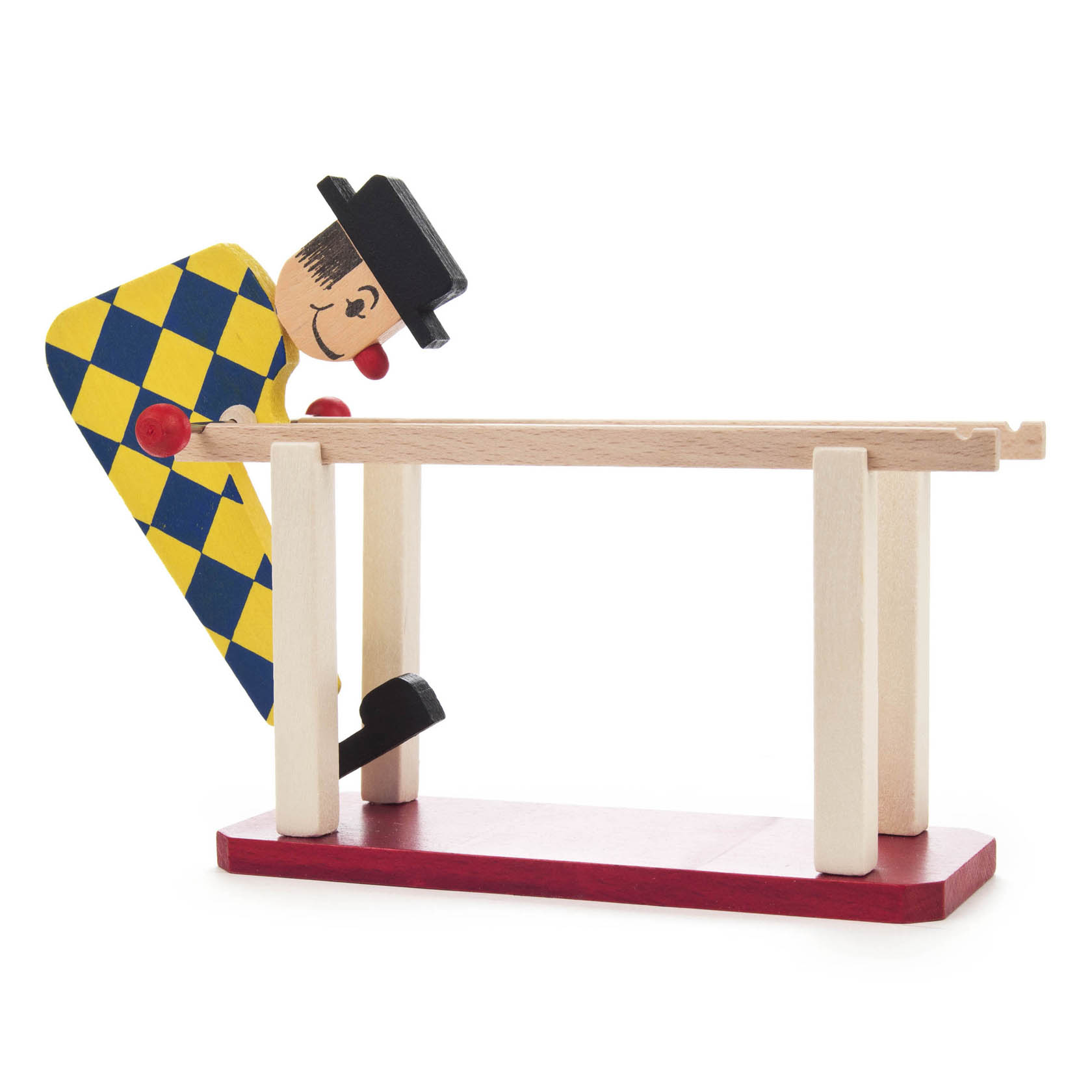 Holzfigur eines Mannes mit Hut und kariertem Karo-Anzug, der sich auf einem Barenturner ausbalanciert.