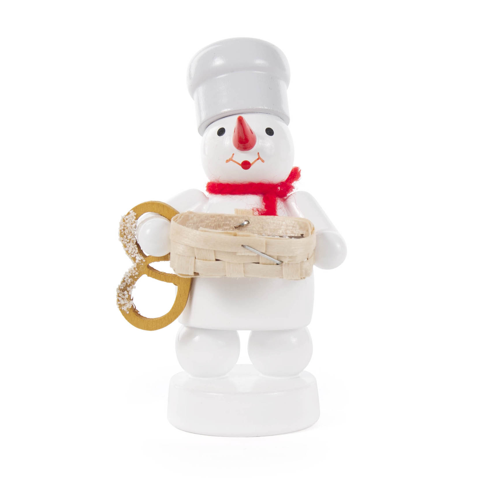 Holzschneemann mit grauem Hut und rotem Schal, hält einen Korb und eine Brezel. im Dregeno Online Shop günstig kaufen