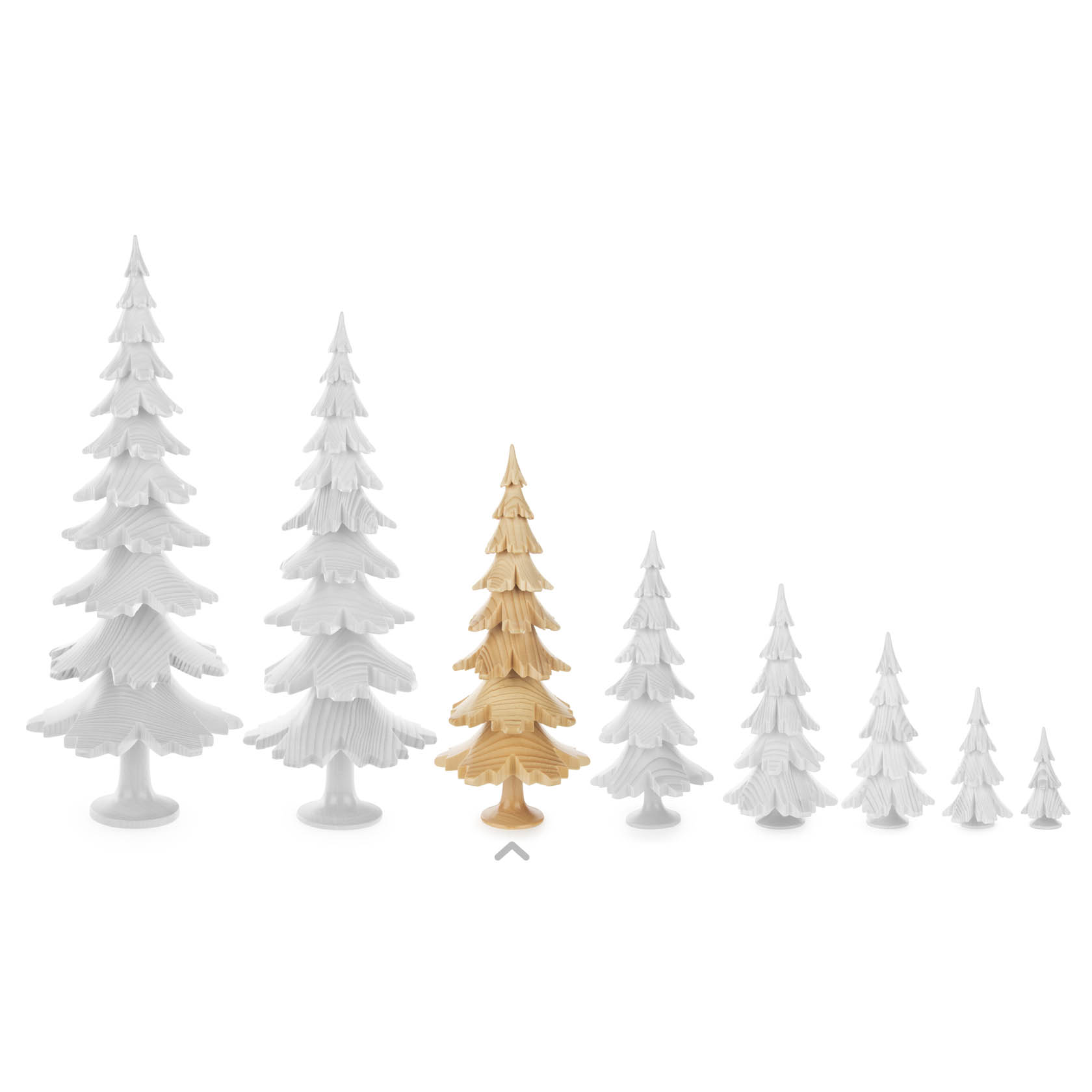 Eine Reihe von Dekobäumen aus Holz, alle weiß außer einem naturfarbenen Baum in der Mitte. Die Bäume sind in verschiedenen Größen angeordnet.