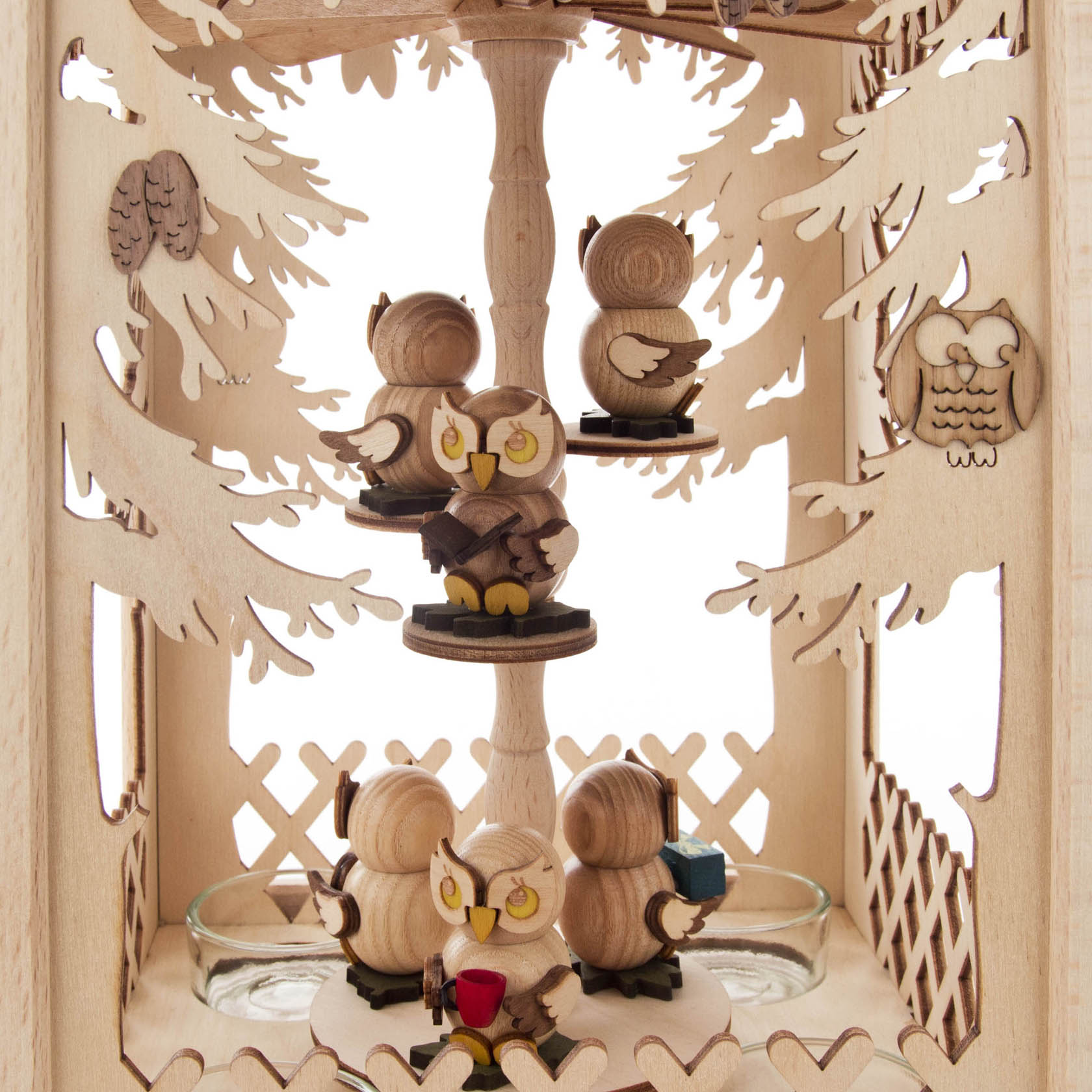 Holzpyramide mit Eulenmotiven, die für vier Teelichter ausgelegt ist. Auf zwei Ebenen befinden sich detailreich gestaltete Eulenfiguren.