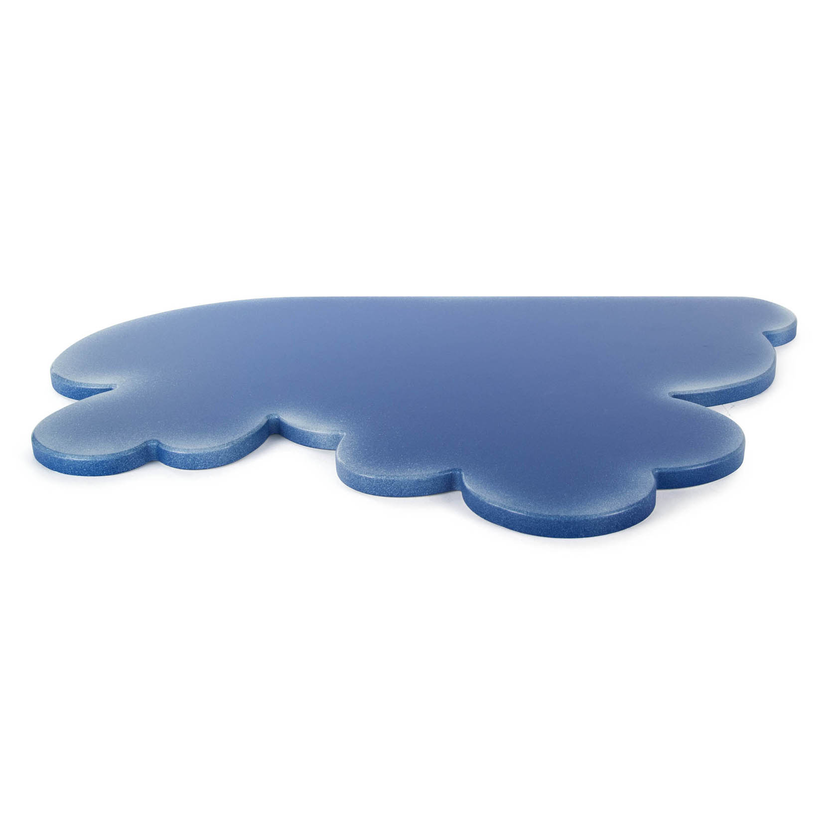 Großes, blaues Podest in Form einer stilisierten Wolke mit abgerundeten Kanten.