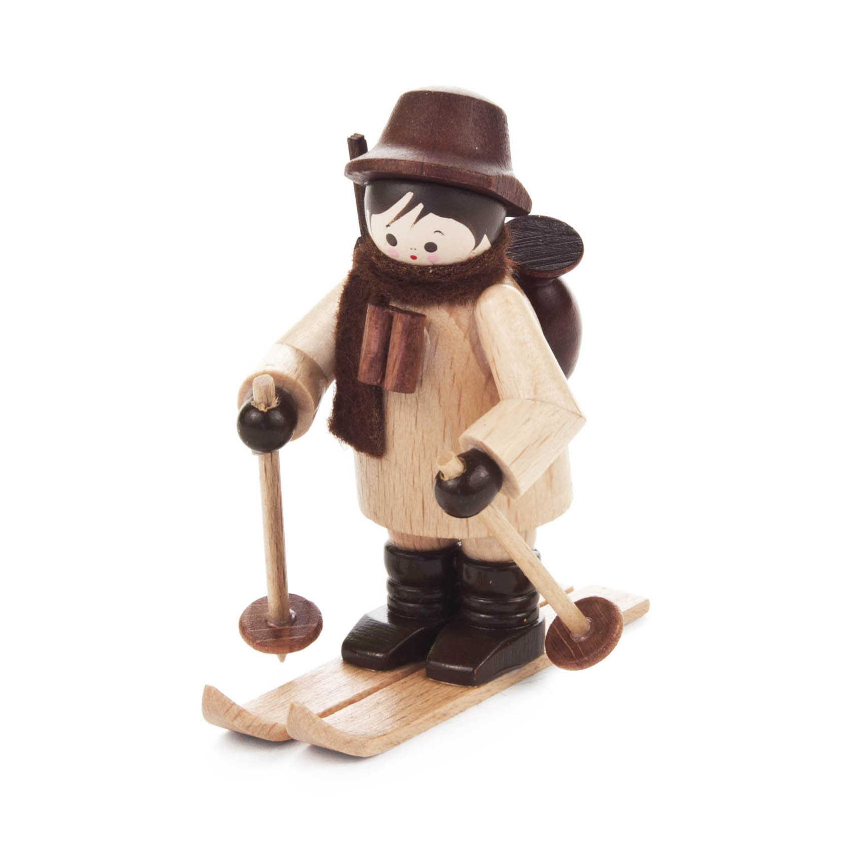 Holzfigur eines Wildhüters auf Skiern mit braunem Hut, Schal und Rucksack, hält zwei Skistöcke und trägt einen cremefarbenen Mantel. im Dregeno Online Shop günstig kaufen