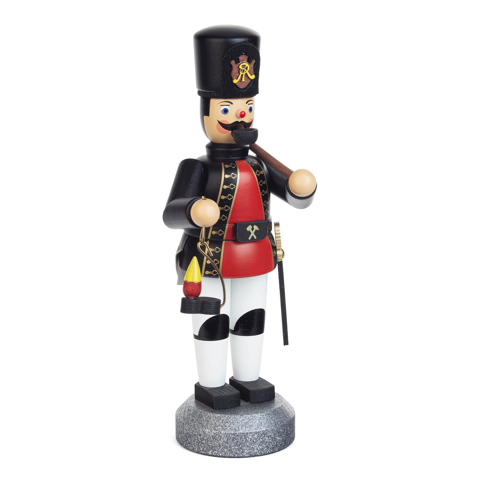 Holzfigur eines Bergmanns in traditioneller Kleidung mit einem roten Oberteil, schwarzen Hut und Stiefeln, hält eine Laterne.