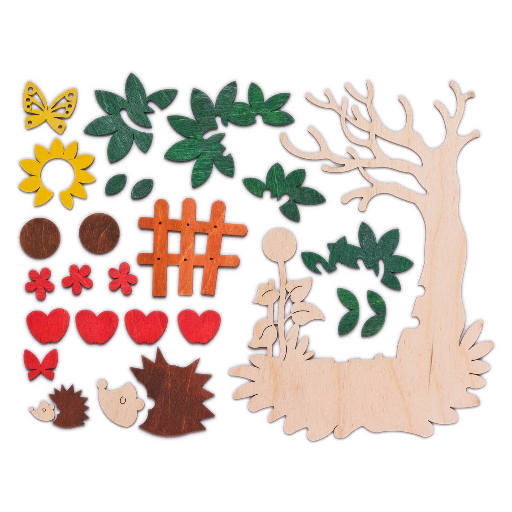 Bastelset für ein herbstliches Fensterbild mit Holzformen: Baum, Blätter, Igel, Blumen, Schmetterling, Zaun und Herzen.