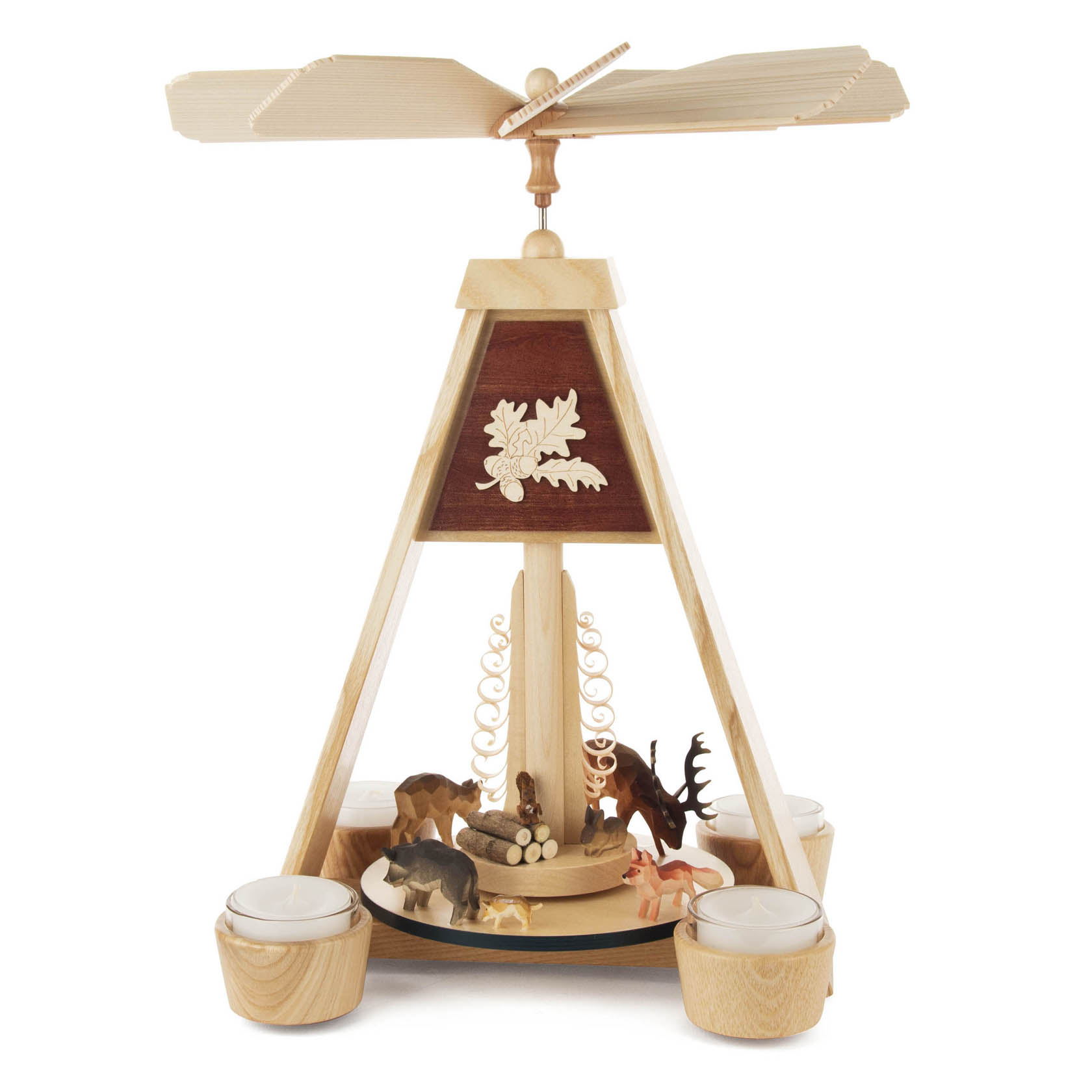 Holzpyramide mit Figuren von Waldtieren wie Hirsch und Bären, die einen Drehteller umgeben, mit Kerzenhaltern für Teelichte.