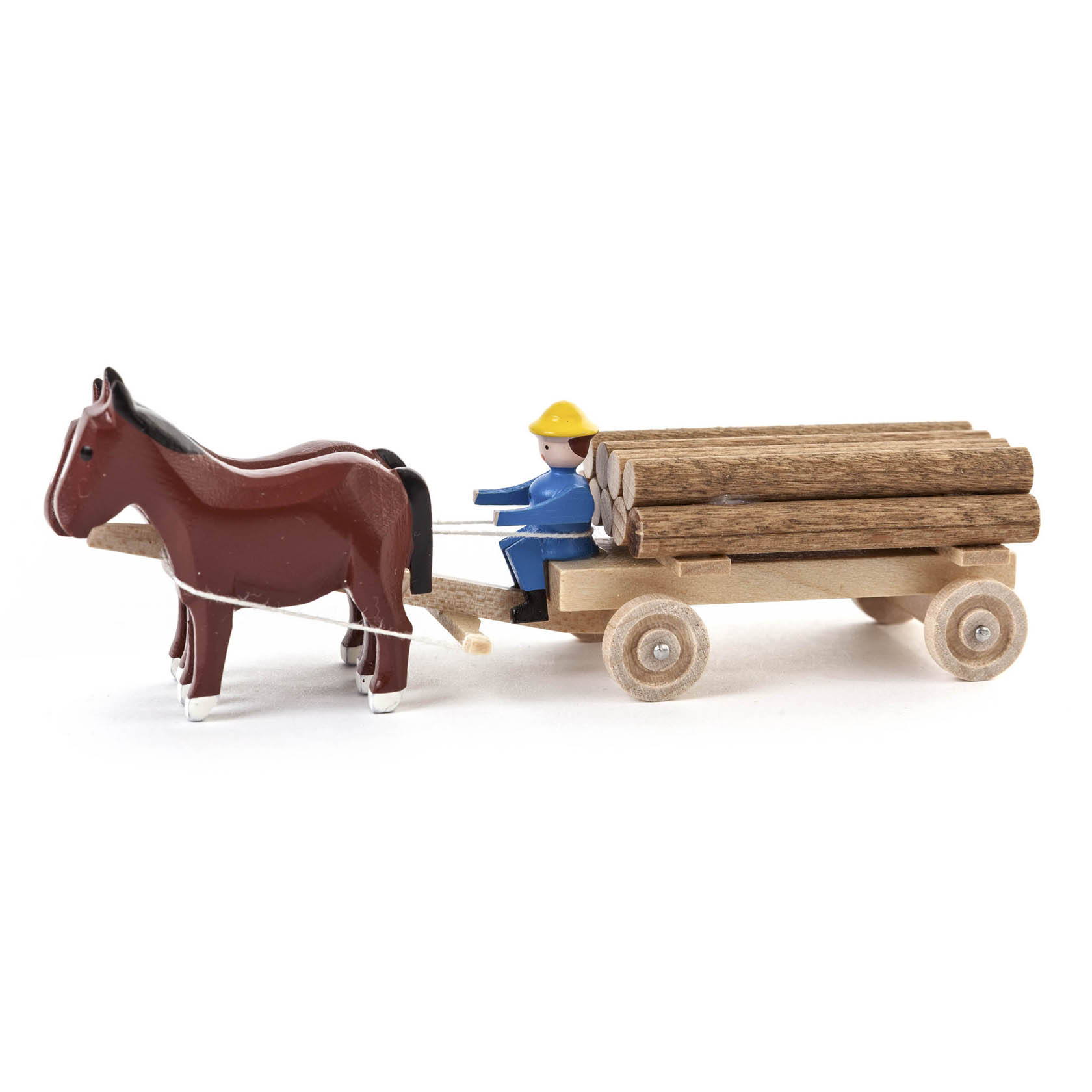 Holzpferdegespann mit einem Klötzerwagen. Eine Holzfigur in blauem Overall und gelbem Hut sitzt auf dem Wagen. Querholzstämme sind auf dem Wagen geladen. im Dregeno Online Shop günstig kaufen