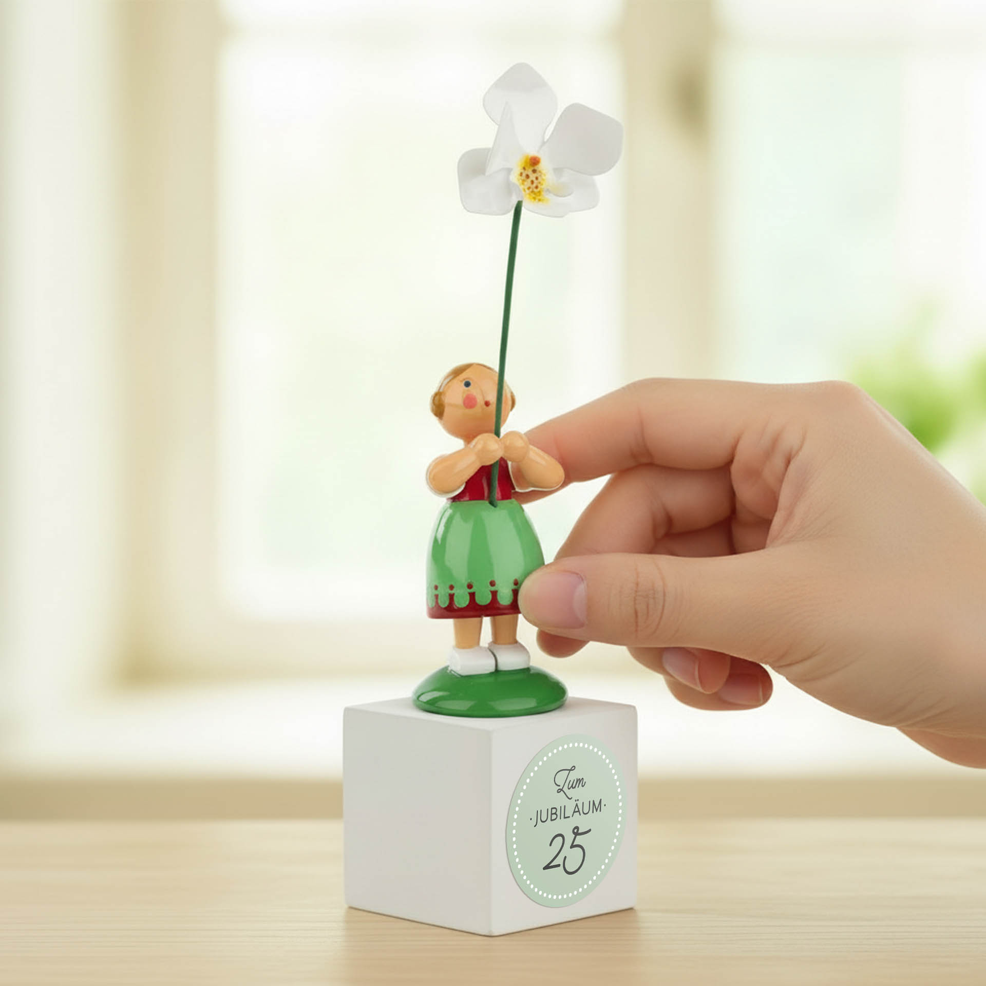 Ein erzgebirgisches Blumenkind als kreatives Jubiläumsgeschenk für Mitarbeiter