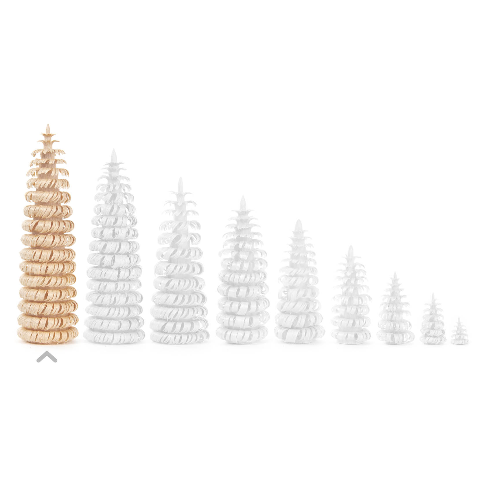 Neun Holzbäume in aufsteigender Größe, der größte ist naturfarben, die restlichen sind weiß.