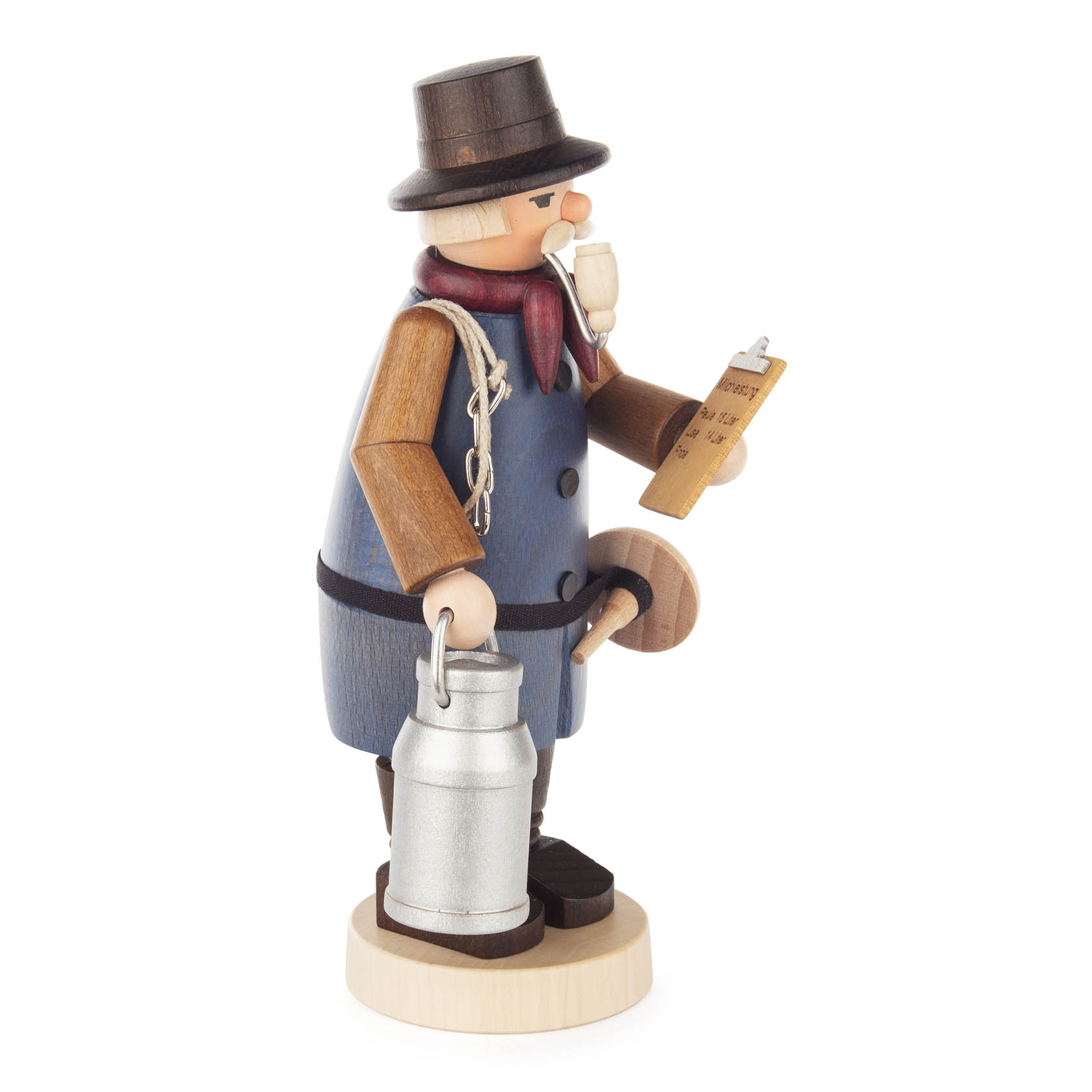 Eine handgeschnitzte Räucherfigur in Form eines Milchbauers mit Melkeimer, Pfeife im Mund und Zettel in der Hand.