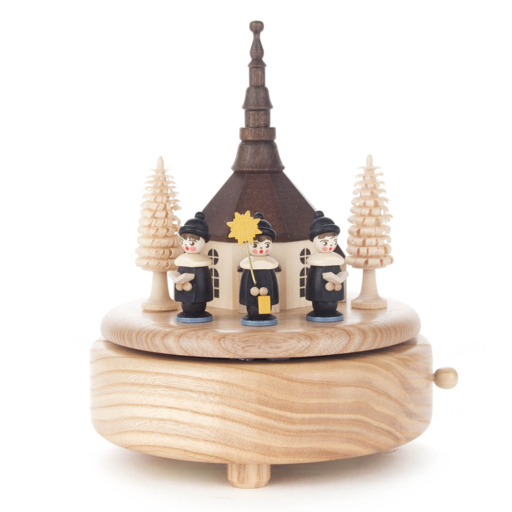 Spieldose mit der Seiffener Kirche und drei schwarzen Kurrende-Figuren in traditioneller Kleidung. Zwei Bäume flankieren die Kirche.