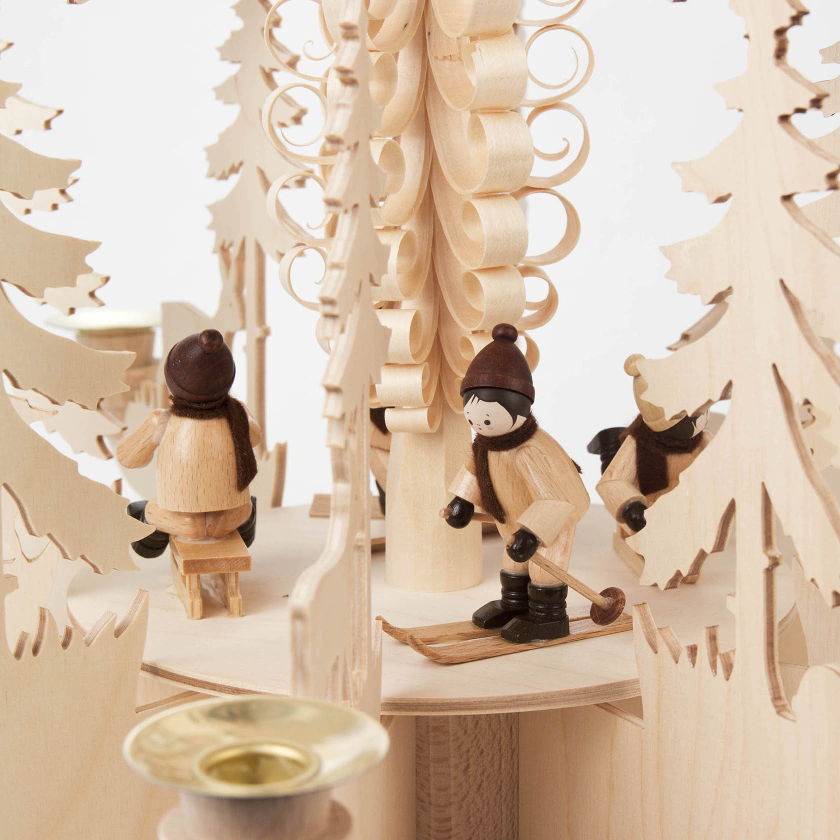 Holzpyramide mit skifahrenden und schlittenfahrenden Figuren, umgeben von Tannenbäumen, ideal für Kerzen mit 14mm Durchmesser.