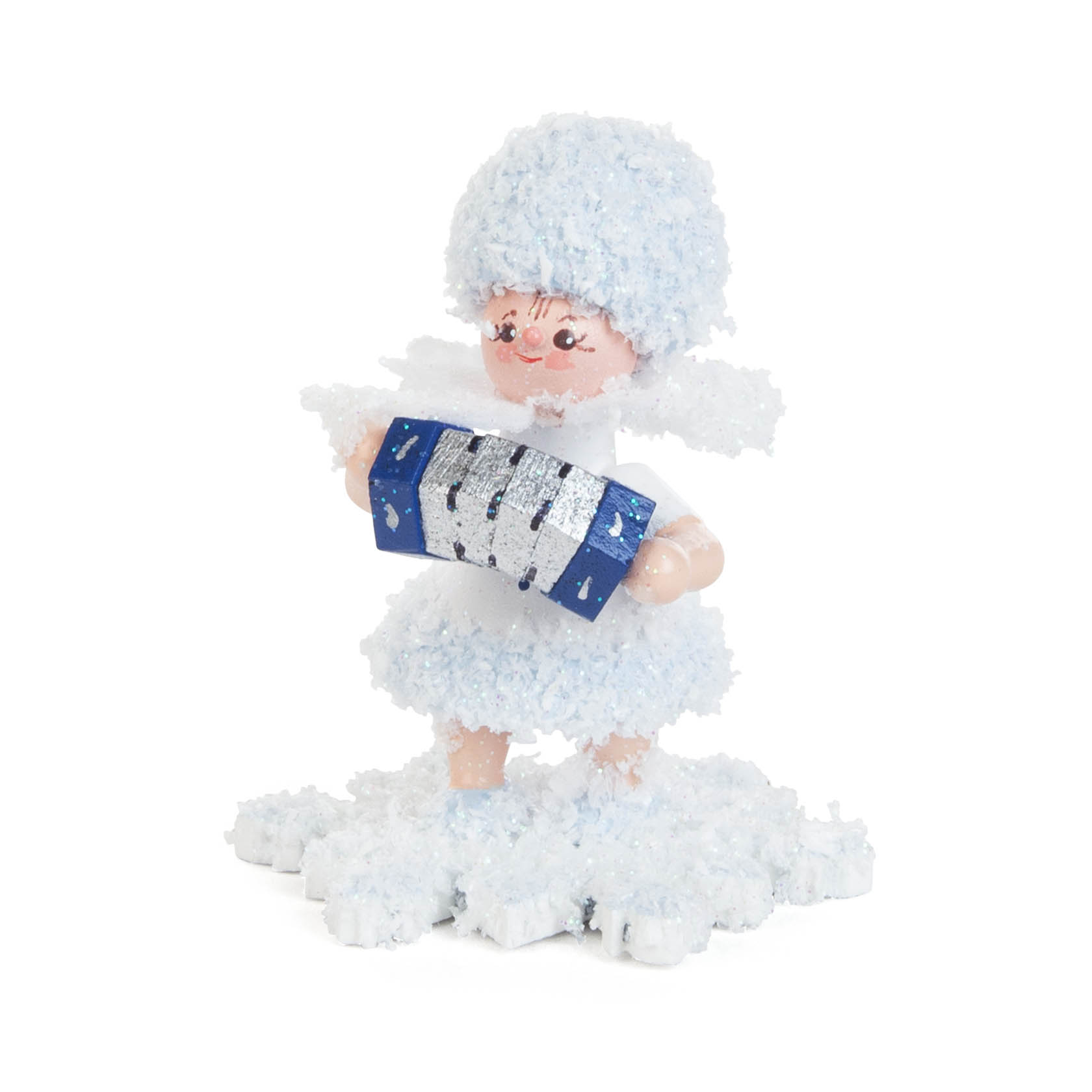 Eine Figur aus Kunstschnee stellt ein Schneeflöckchen dar, das eine kleine blaue Konzertina hält. Es trägt ein blaues flauschiges Kleid und eine Mütze. im Dregeno Online Shop günstig kaufen