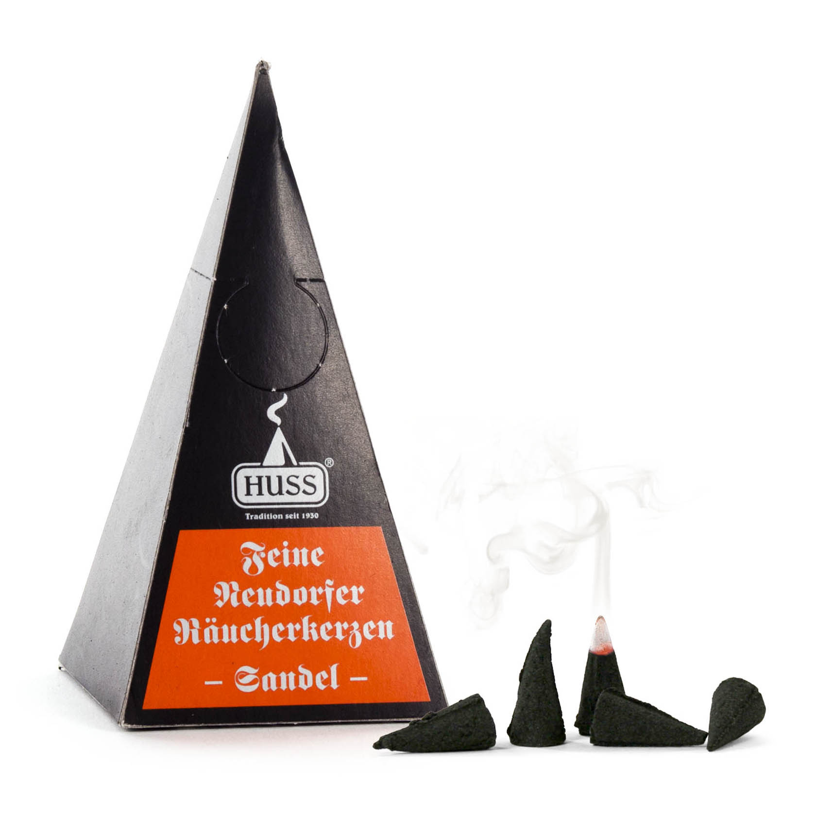 Schwarze dreieckige Schachtel mit der Aufschrift 'Feine Neudorfer Räucherkerzen Sandel' und mehreren kleinen, sandelförmigen Räucherkerzen, von denen eine leicht raucht.