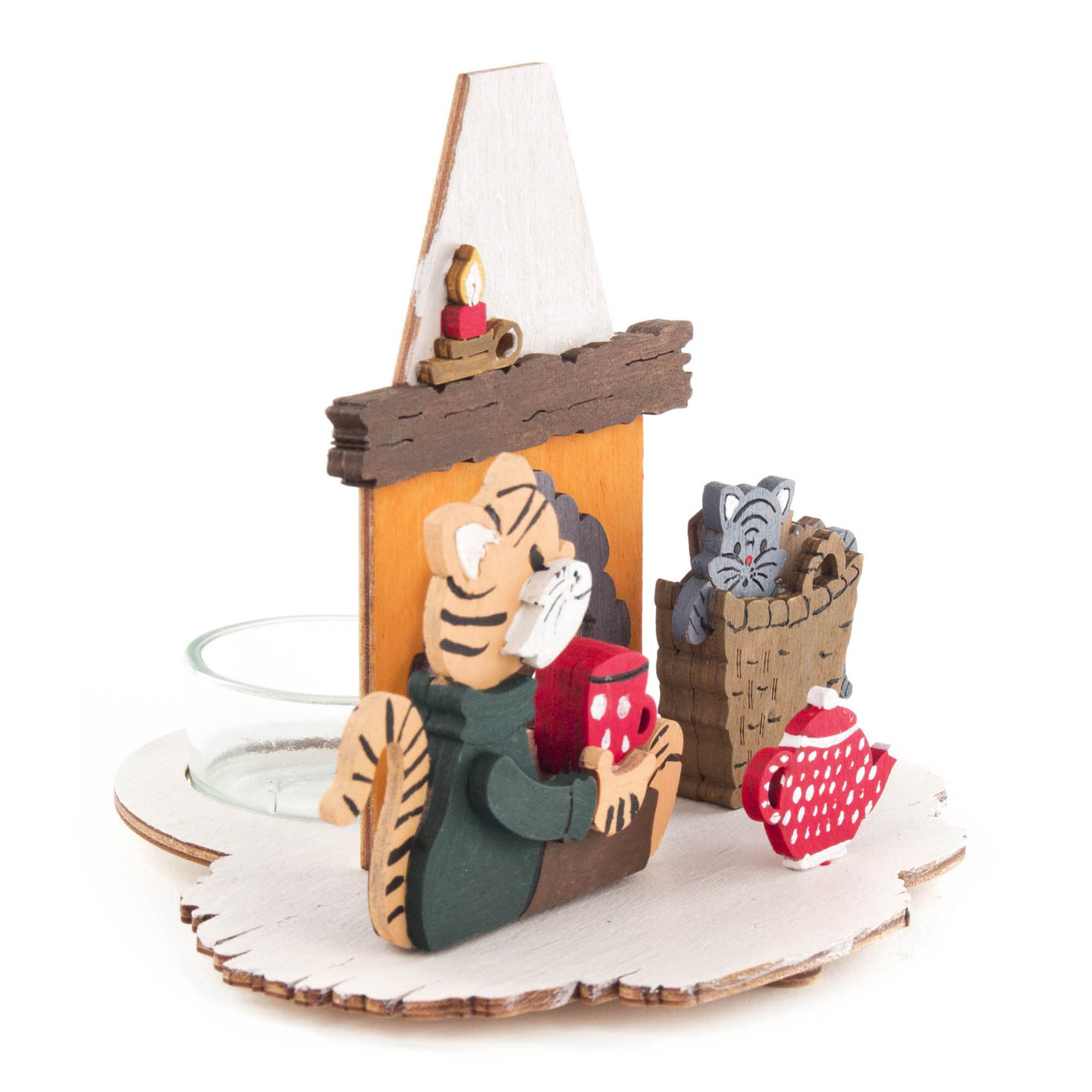 Holz-Teelichthalter-Set mit Katzenfigur vorm Kamin, samt Teelichthalter aus Glas und Katze im Sack mit Kaffeekanne.