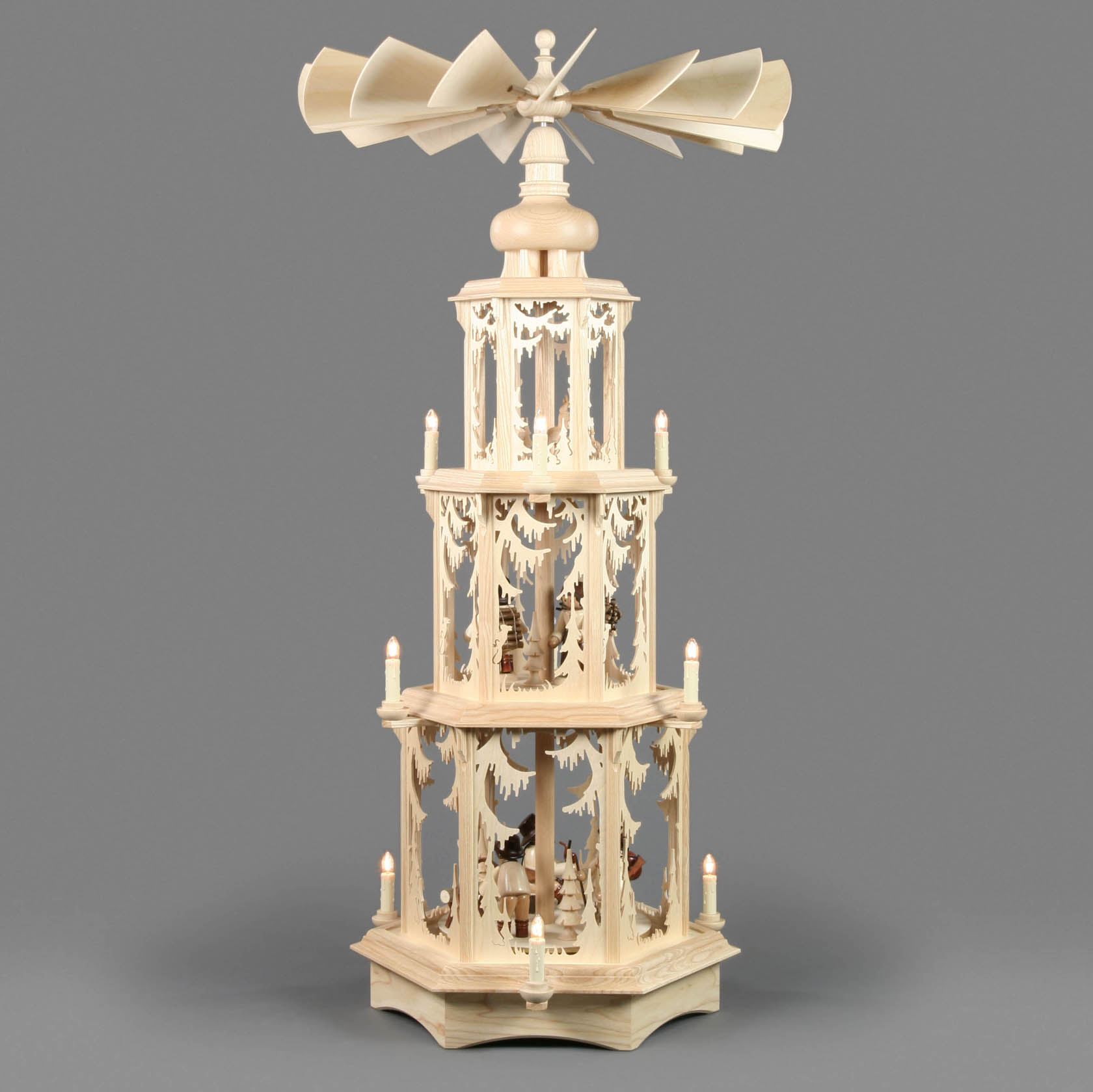 Pyramide mit Waldfiguren, 3-stöckig, elektr. Beleuchtung und Antrieb