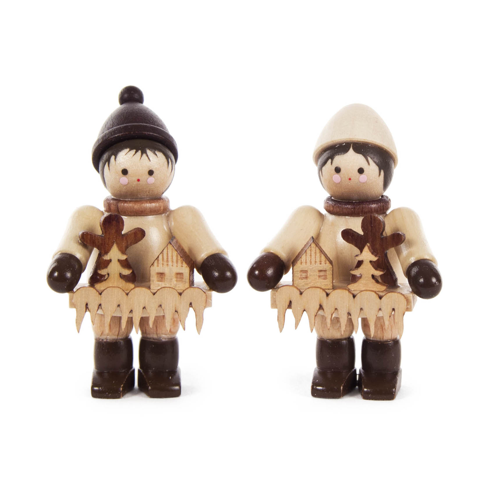 Zwei kleine handgeschnitzte Holzfiguren, die winterlich gekleidet sind und ein Tablett mit Häusern und Tannenbäumen in den Händen halten. im Dregeno Online Shop günstig kaufen