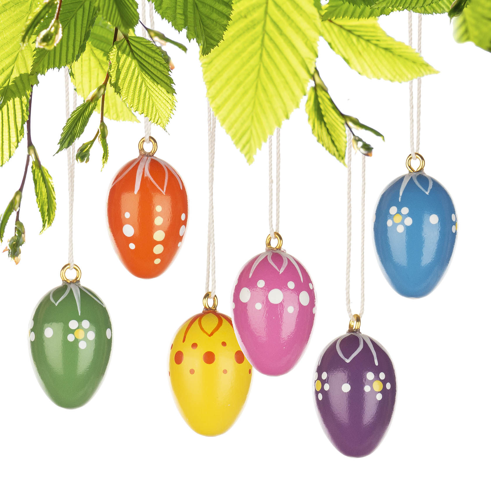 Sechs bemalte Ostereier hängen an weißen Bändern. Jedes Ei hat ein einzigartiges Muster und leuchtende Farben: grün, orange, gelb, pink, blau und dunkelblau.