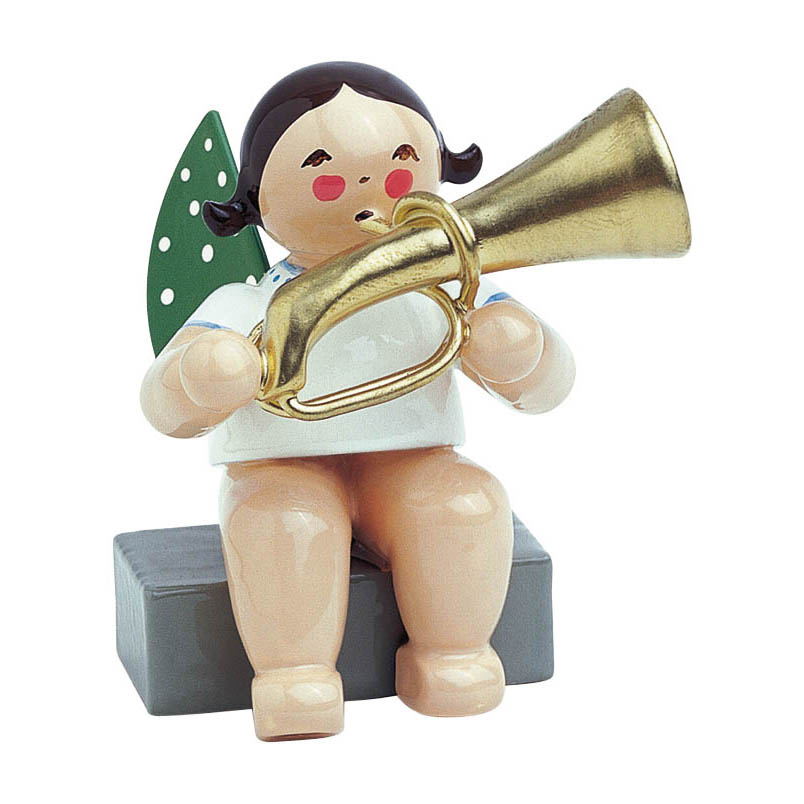 Engel mit Basstrompete sitzend auf Sockel