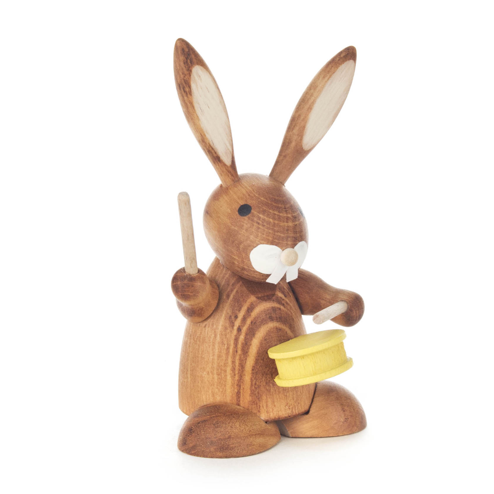 Holzfigur eines sitzenden Hasen mit großen Ohren und weißem Bart, der eine gelbe Trommel vor sich hält und mit einem Stock darauf spielt. im Dregeno Online Shop günstig kaufen