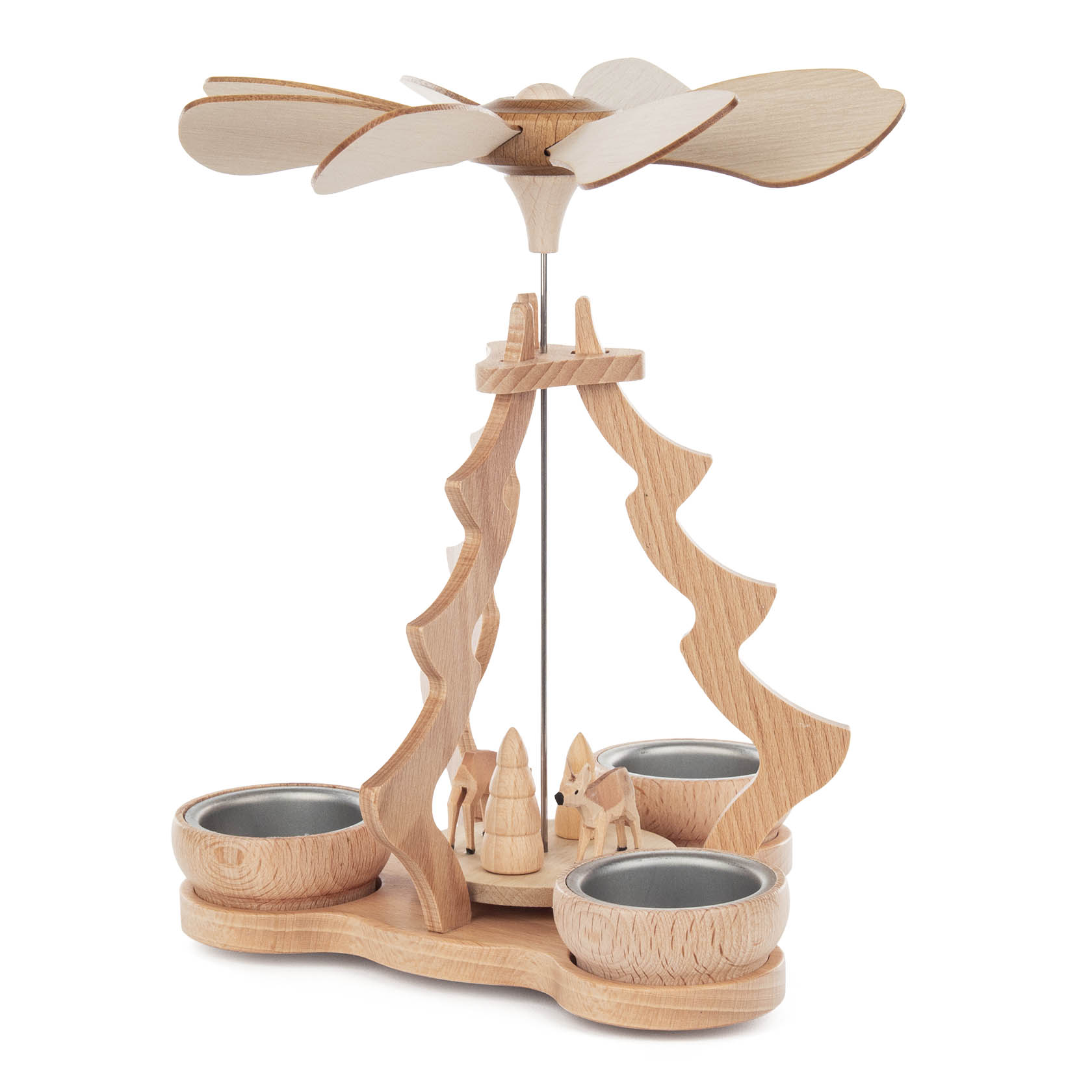 Holzpyramide mit zwei Kerzenhaltern für Teelichte, dekoriert mit zwei geschnitzten Rehen und einem Baum in der Mitte, darüber ein Propeller.