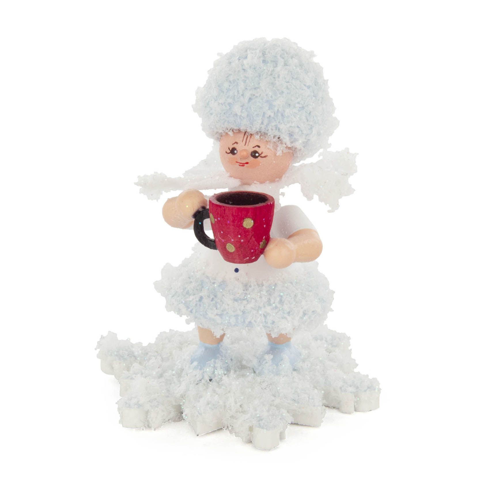 A figure of a child dressed in fluffy snow-like attire holding a red mulled wine cup with a happy expression. im Dregeno Online Shop günstig kaufen