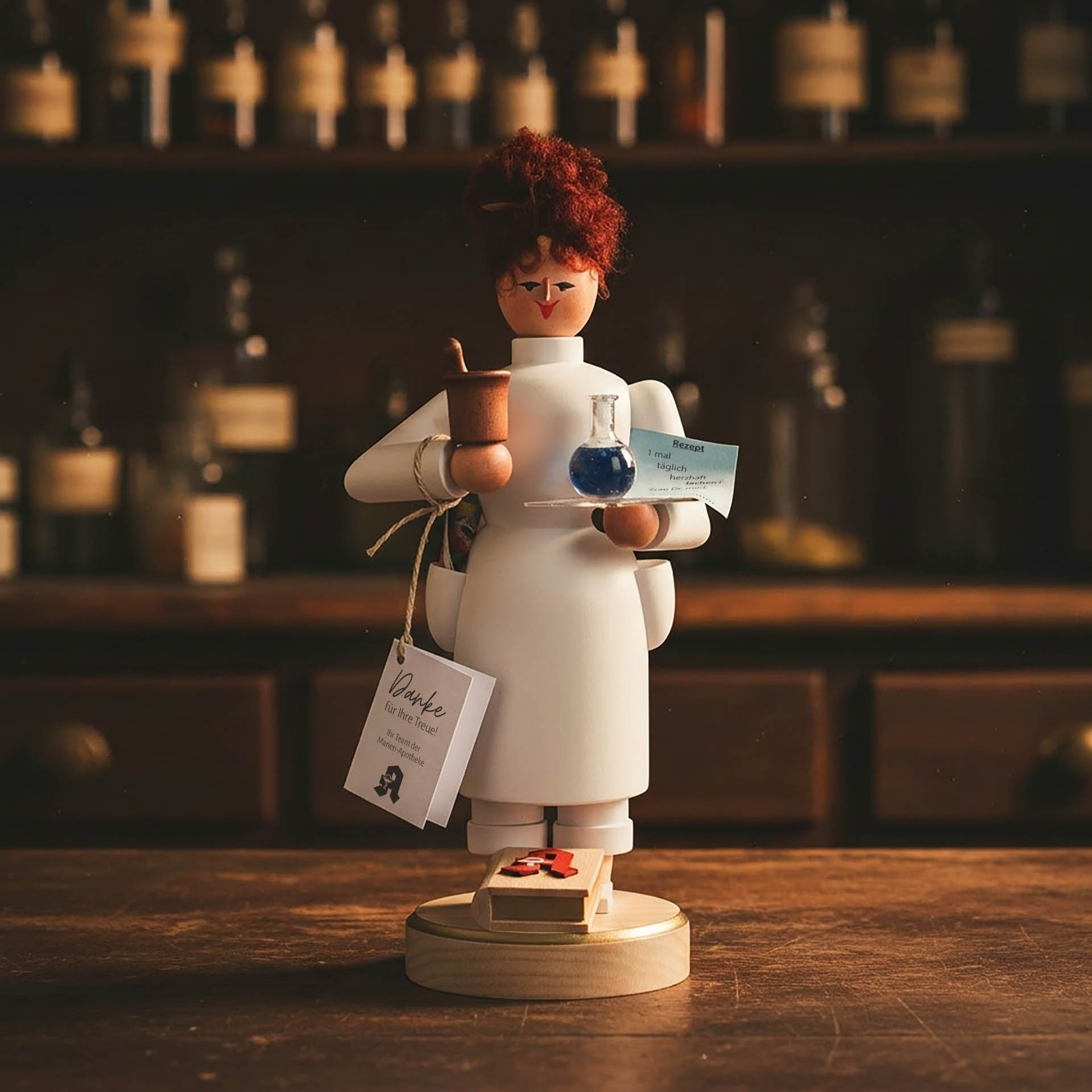Ein erzgebirgisches Räuchermännchen Apothekerin mit Logo als Firmengeschenk zu Weihnachten