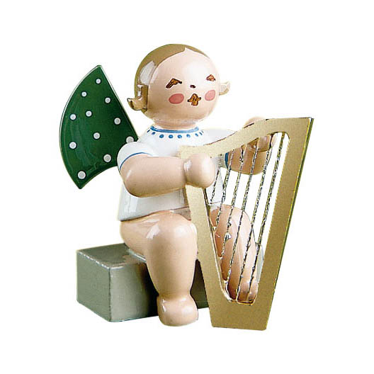 Ein Engel mit grünen Flügeln und weißen Punkten sitzt auf einem Sockel und spielt eine goldene Harfe. im Dregeno Online Shop günstig kaufen