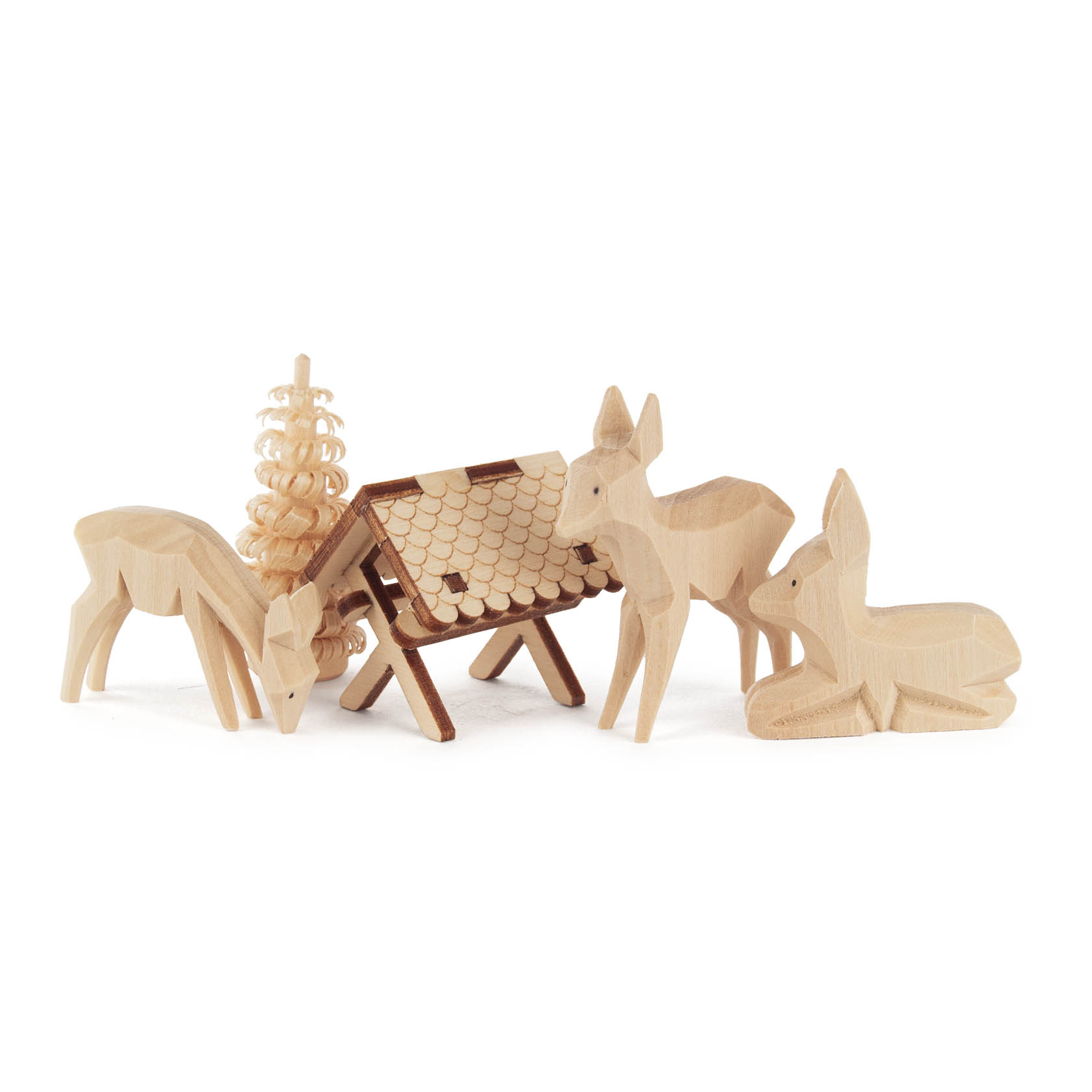 Holzfigurenset mit zwei Rehen und einem Hasen neben einem kleinen Holzhaufen, ergänzt durch einen dekorativen Baum.