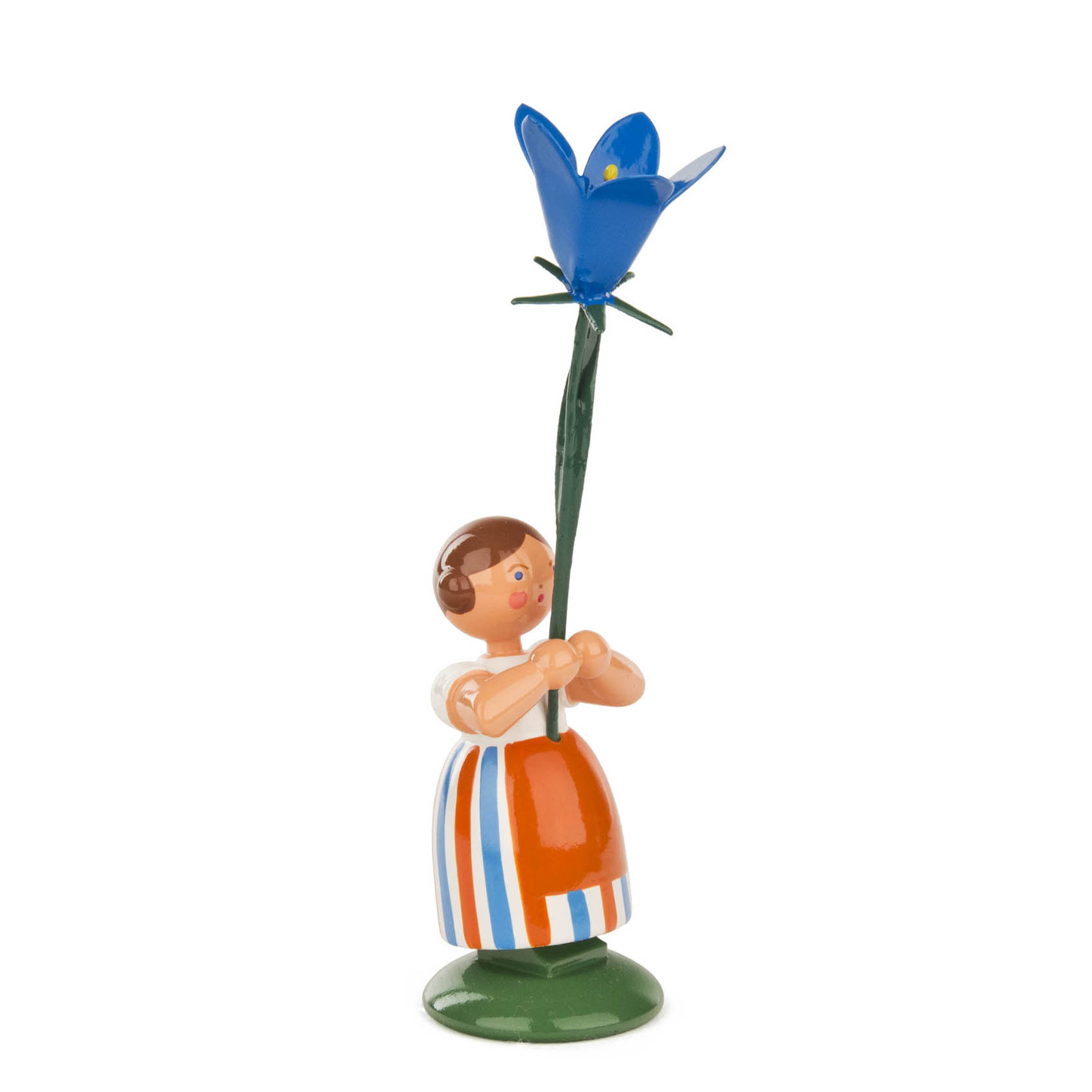 Holzfigur eines Mädchens in farbenfrohem Kleid, das eine große blaue Glockenblume hält.