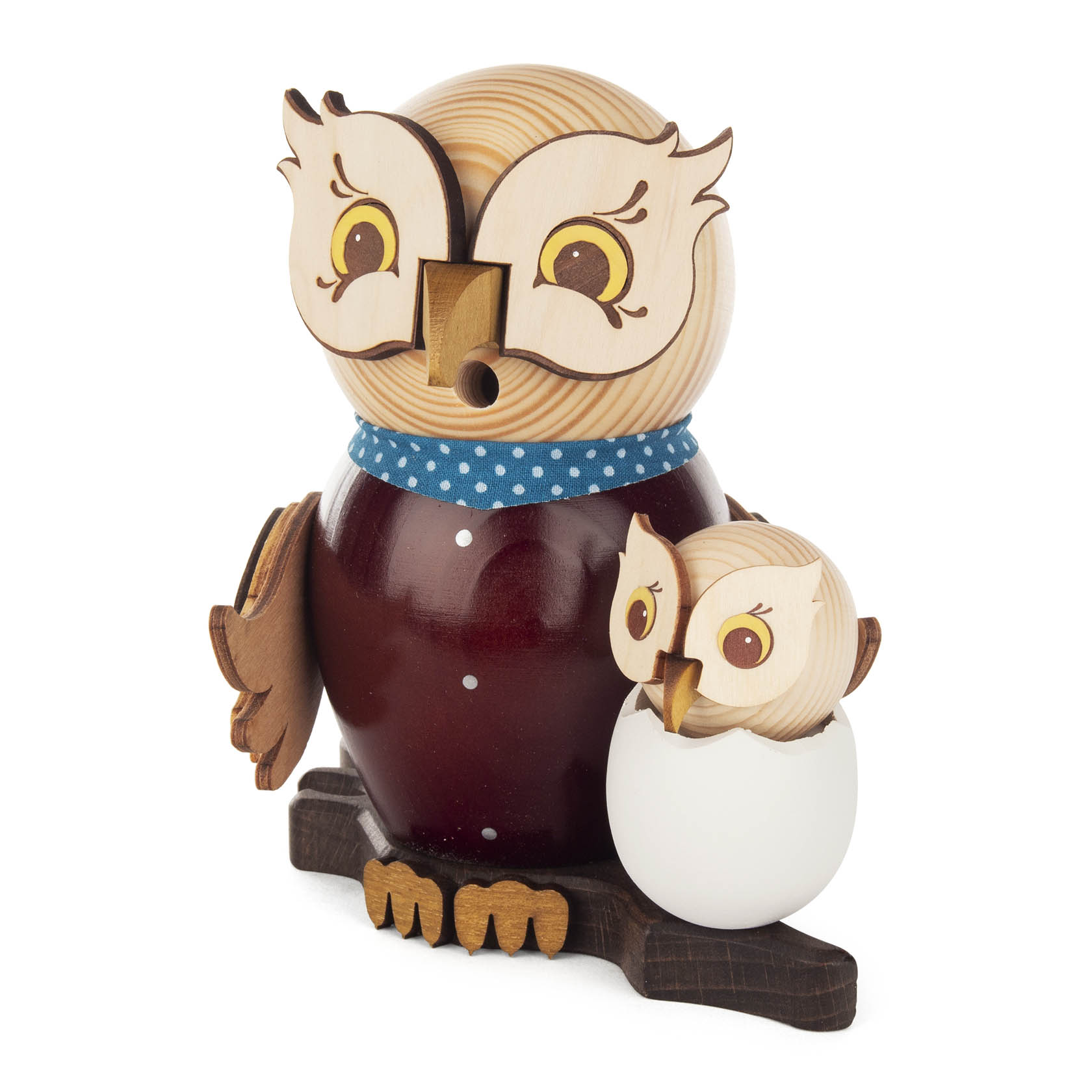 Holzeule mit blauer Schleife und Baby-Eule aus Holz auf Ast. Beide Eulen haben große, aufgemalte Augen. Die große Eule hat ein dunkelrotes Gewand.