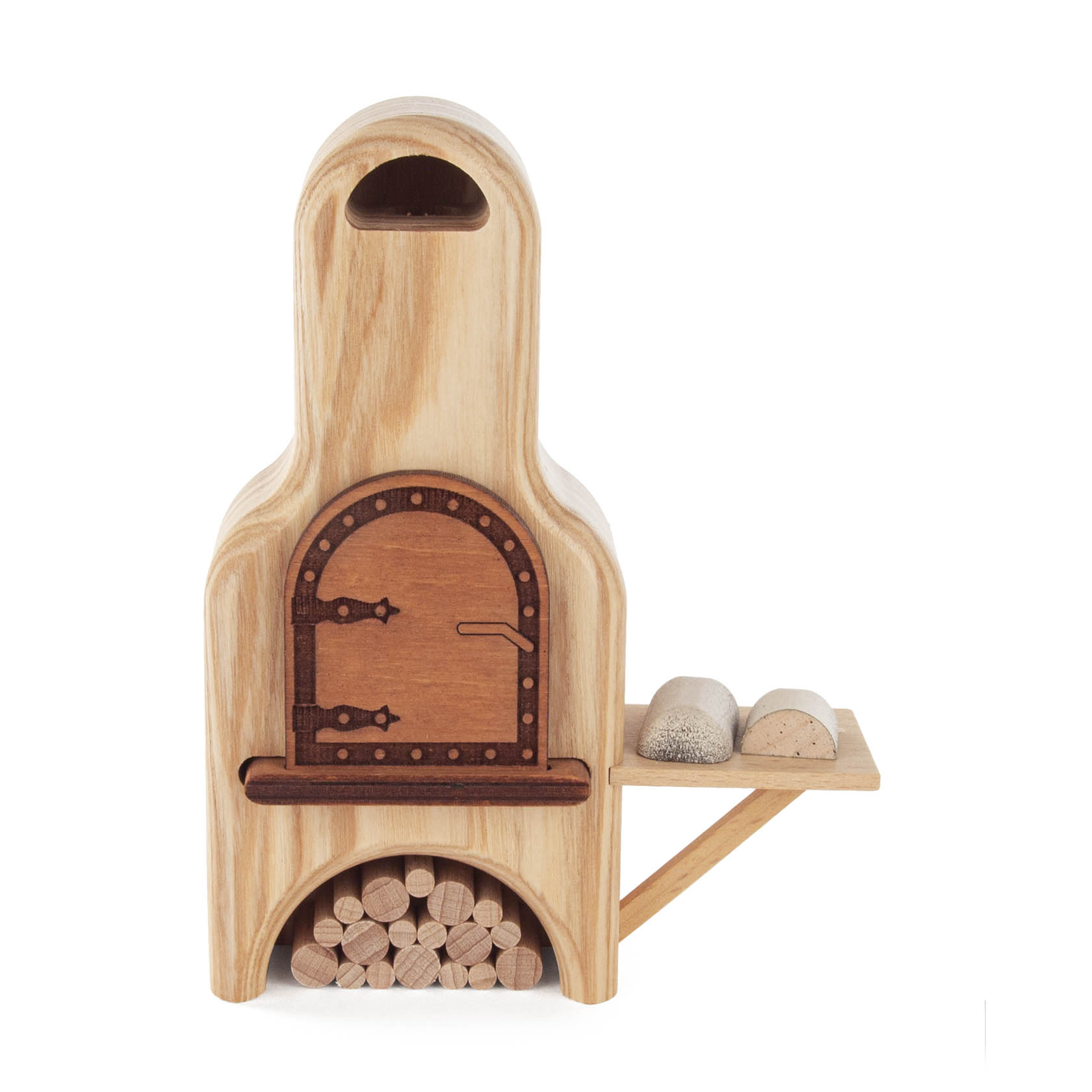 Holzräucherofen mit Christstollen, dekorativer Miniatur-Ofen mit Holzscheiten und einem kleinen Tablett mit zwei Christstollen. im Dregeno Online Shop günstig kaufen