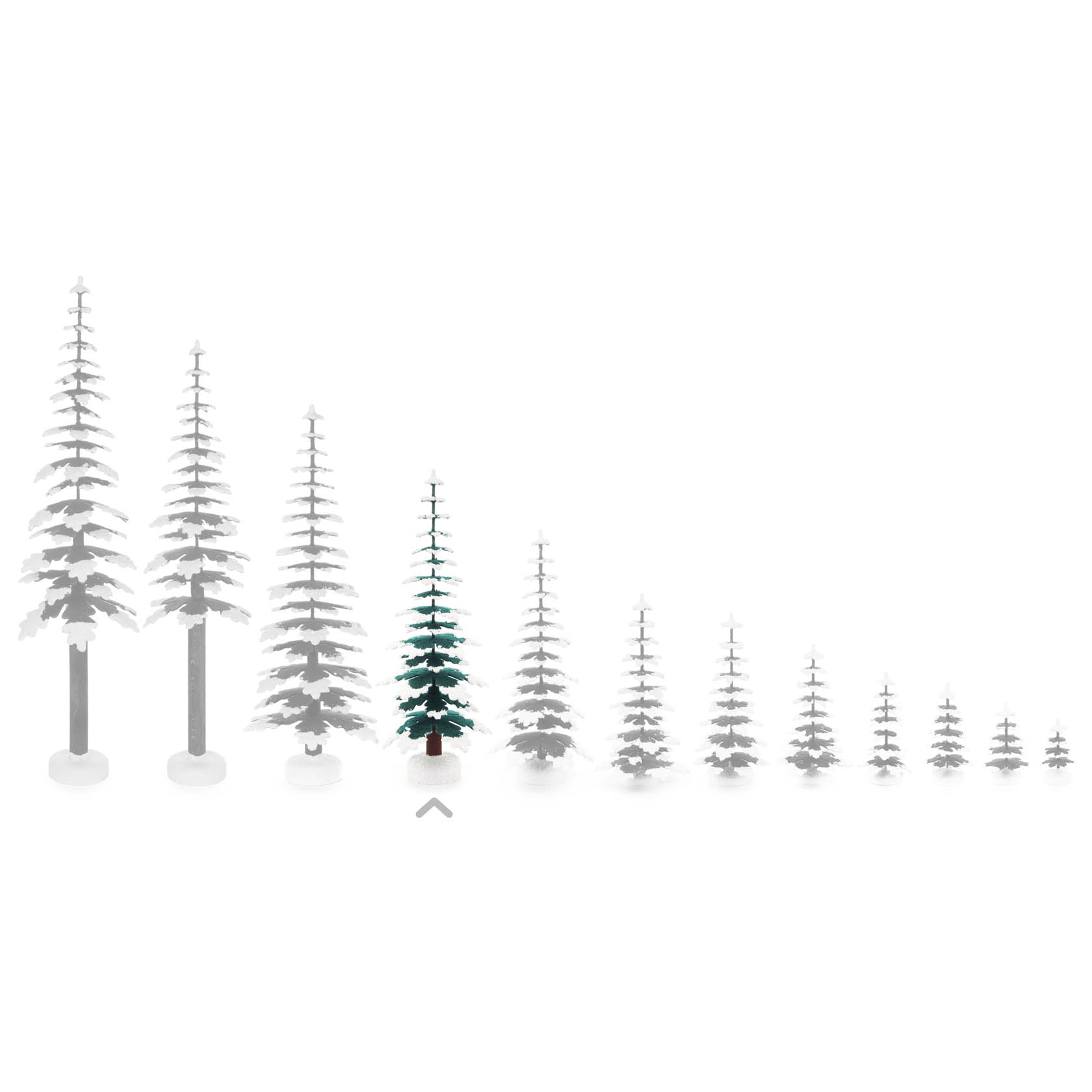 Verschiedene Modelle eines stilisierten Tannenbaumes in verschiedenen Größen, der grüne Baum in der Mitte ist 25 cm hoch.