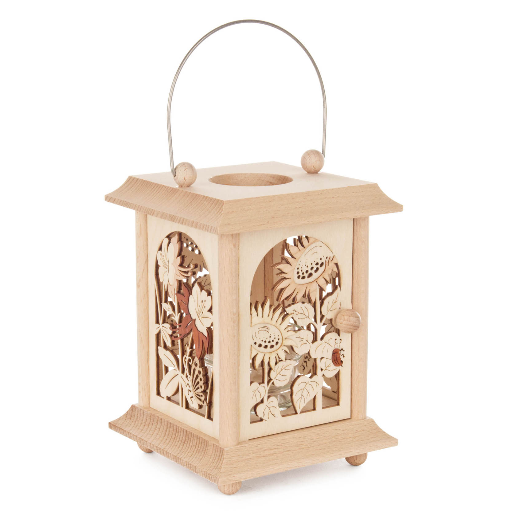 Holzlaterne mit filigranen Schnitzereien von Sommerblumen, geeignet für Teelichter oder Votivkerzen, hat einen Metallgriff zum Tragen. im Dregeno Online Shop günstig kaufen