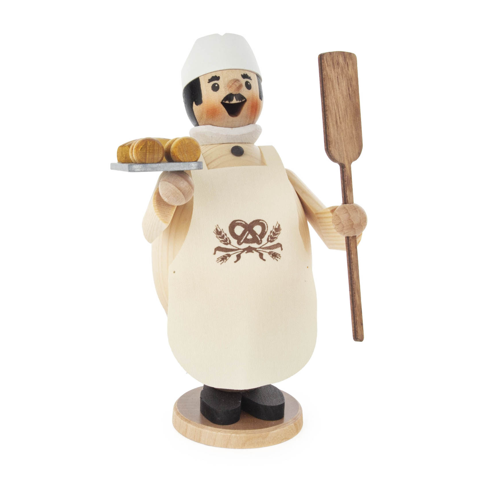 Ein Räuchermann in der Gestalt eines Bäckers mit weißer Bäckerjacke, braunem Tablett mit Brötchen und einem langen Holzbackschieber. Sein Latz hat ein Brezelmotiv. im Dregeno Online Shop günstig kaufen