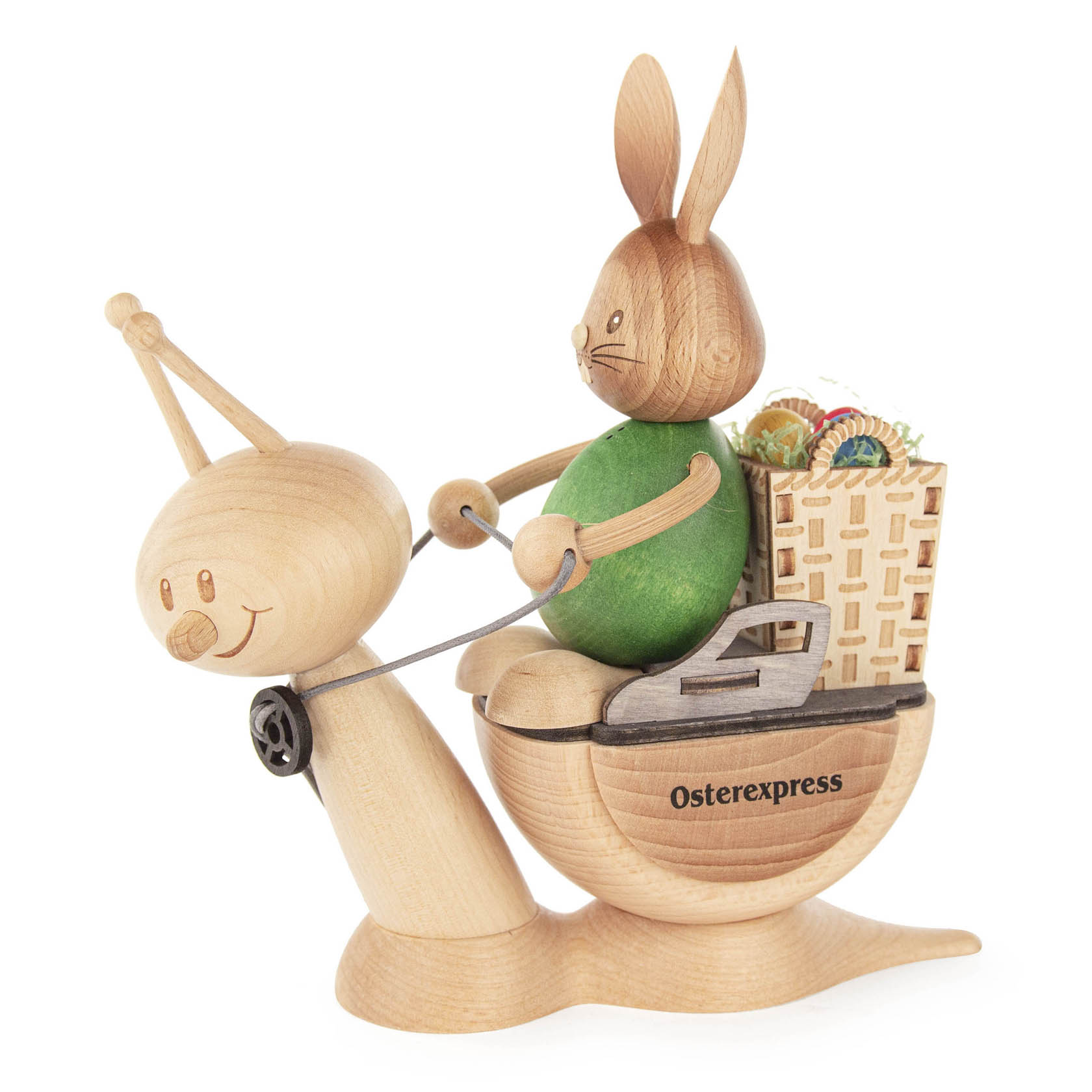 Holzfigur eines Hasen namens 'Stupsi' in grünem Oberteil, sitzend auf einer großen Schnecke namens 'Sunny'. Der Hase hält Zügel und es gibt einen Korb voller Ostereier. im Dregeno Online Shop günstig kaufen