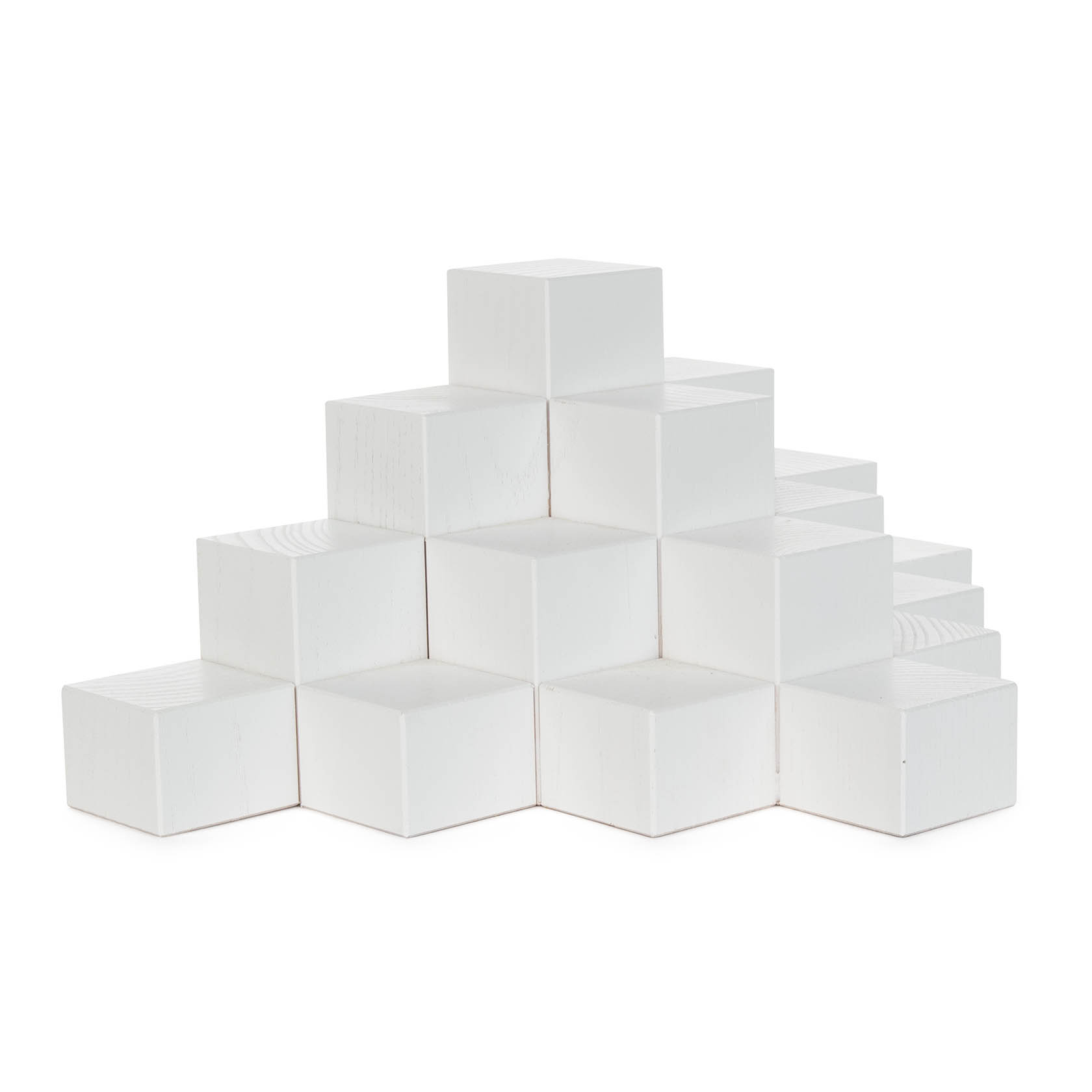 Eine weiße Würfeltreppe bestehend aus 16 gleichgroßen, gestapelten Würfeln mit jeweils 4x4 cm Seitenlänge, angeordnet in Pyramidenform.